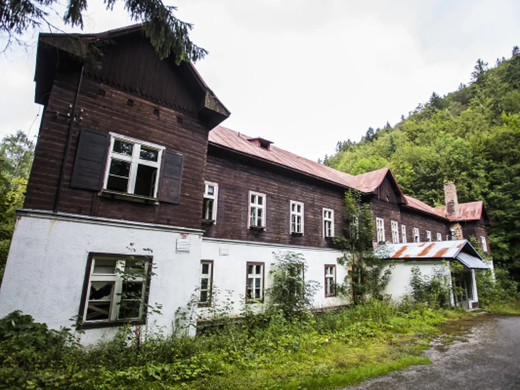 Nemocnica schátraných kúpeľov Korytnica