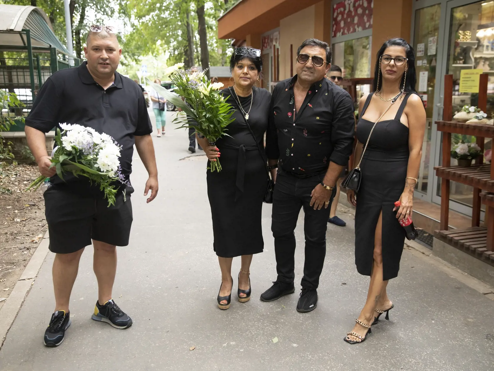 Na snímke je pohreb rómskeho speváka Kamila Polakoviča v Trnave.  Igor Kemťo starší neprišiel v spoločnosti manželky. Sprevádzali ho títo ľudia.