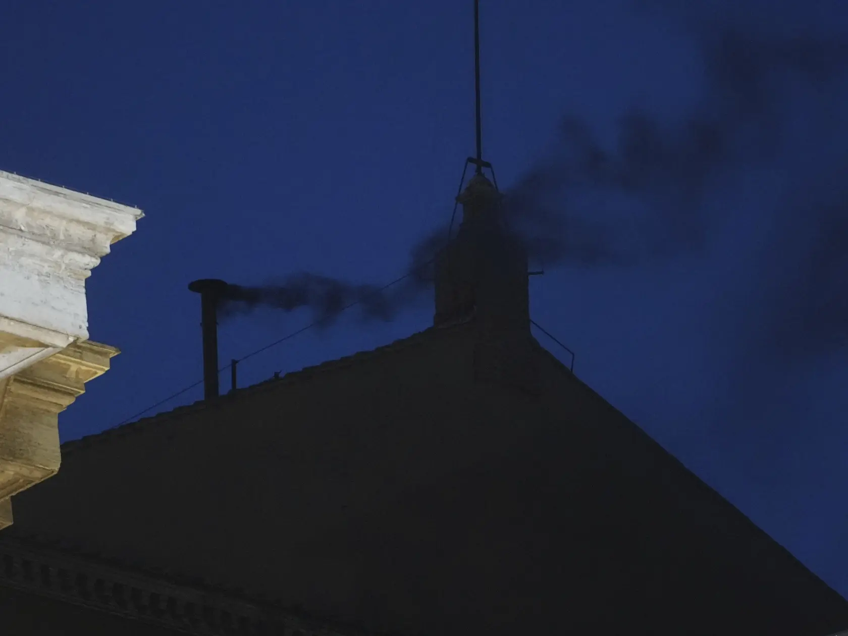 AZ32 Vatikán - Čierny dym stúpa z komína Sixtínskej kaplnky počas konkláve vo Vatikáne v stredu 7. mája 2025. Z komína nad Sixtínskou kaplnkou vo Vatikáne stúpa čierny dym, konkláve kardinálov v prvý deň hlasovania nezvolilo nového pápeža. Ak by pápeža zvolili, objavil by sa biely dym. FOTO TASR/AP

Black smoke billows from the chimney of the Sistine Chapel during the cardinals' conclave to elect a new pope, at the Vatican, Wednesday, May 7, 2025. (AP Photo/Alessandra Tarantino)