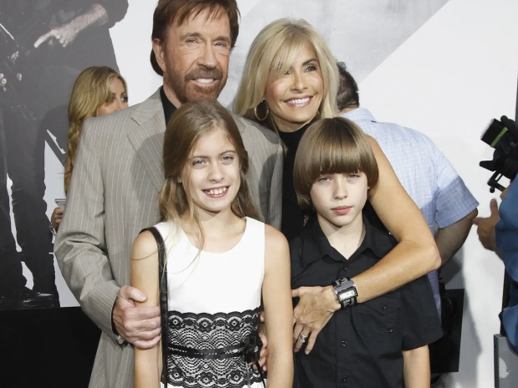 Hrdým otcom dvojičiek je aj Chuck Norris. S druhou manželkou má od roku 2001 aj dcéru Dakotu Alan a syna Danilee Kelly.