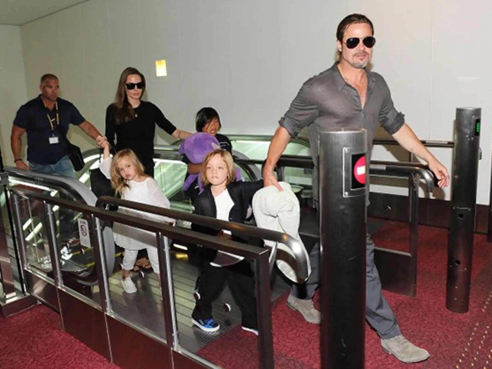 Brad Pitt má spolu s Angelinou Jolie adoptované 3 deti a 3 vlastné. Najmladšie Vivienne a Knox sú dvojičkami. 