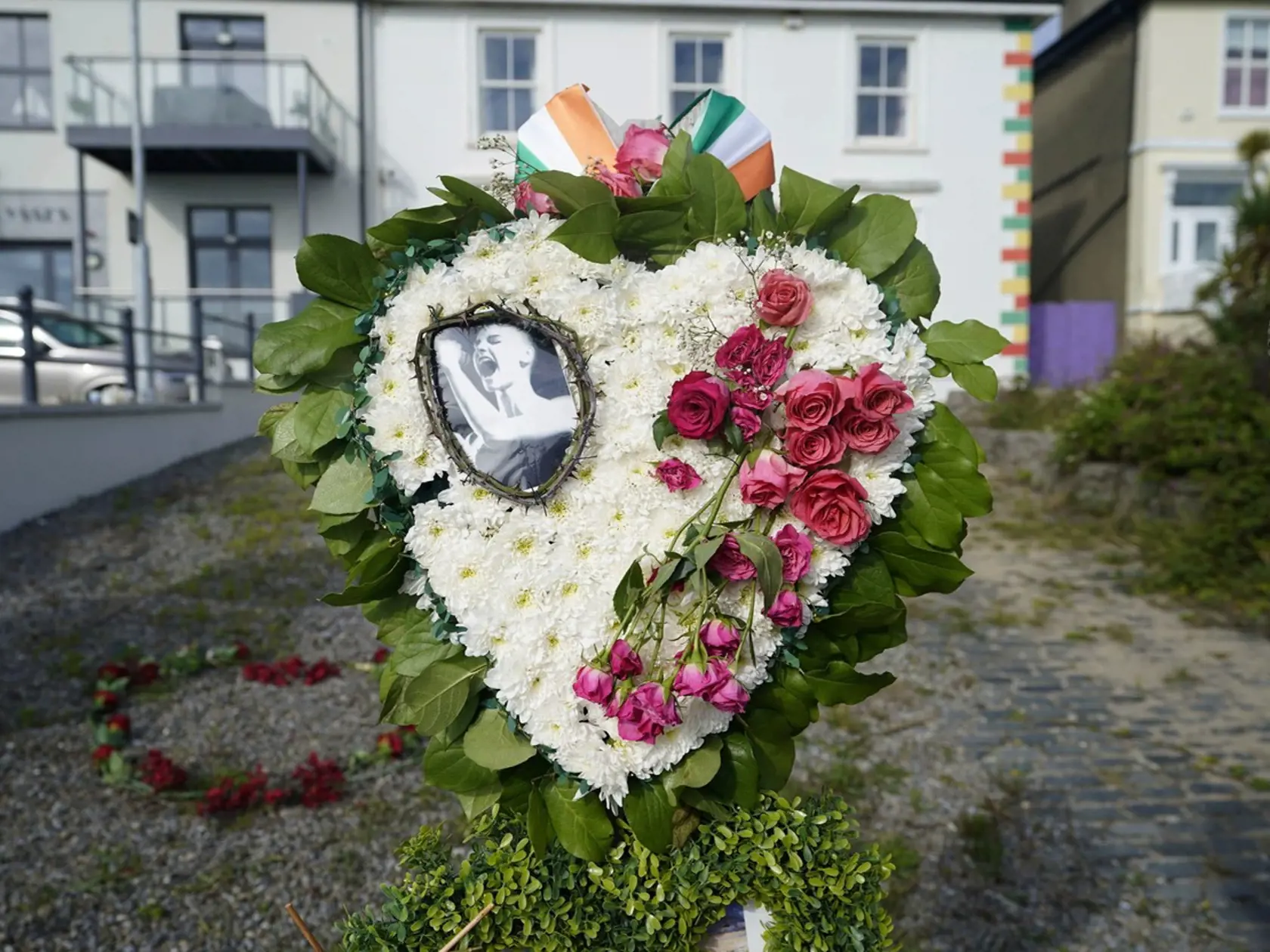 Rodina zosnulej speváčky Sinéad O'Connorovej v nedeľu vydala oficiálne vyhlásenie s detailmi jej pohrebu. Ten prebehne v utorok dopoludnia v jej rodnom Írsku. Rakva so speváčkou bude v rámci poslednej cesty vezená prístavným mestom Bray v grófstve Wicklow, v ktorom Sinéad žila dlhých 15 rokov.