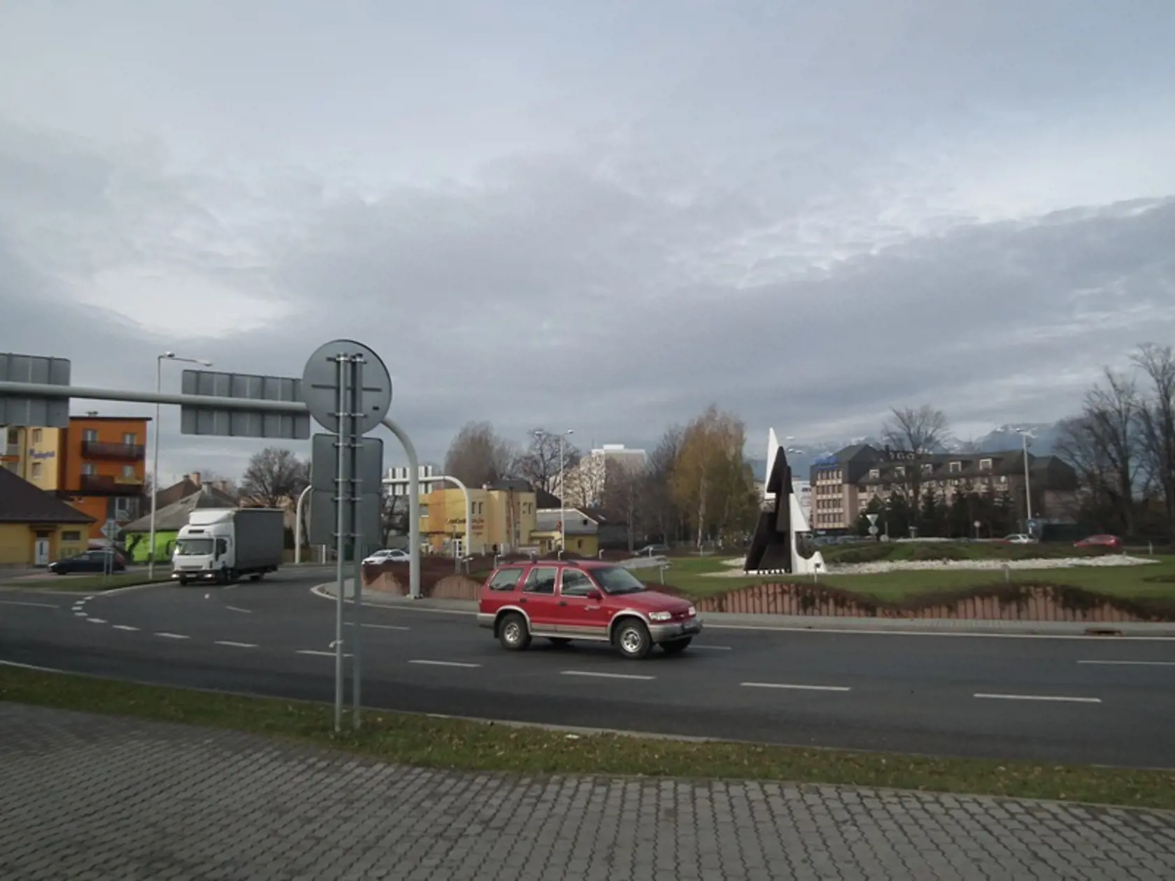 V bývalom parku je dnes rušná doprava.