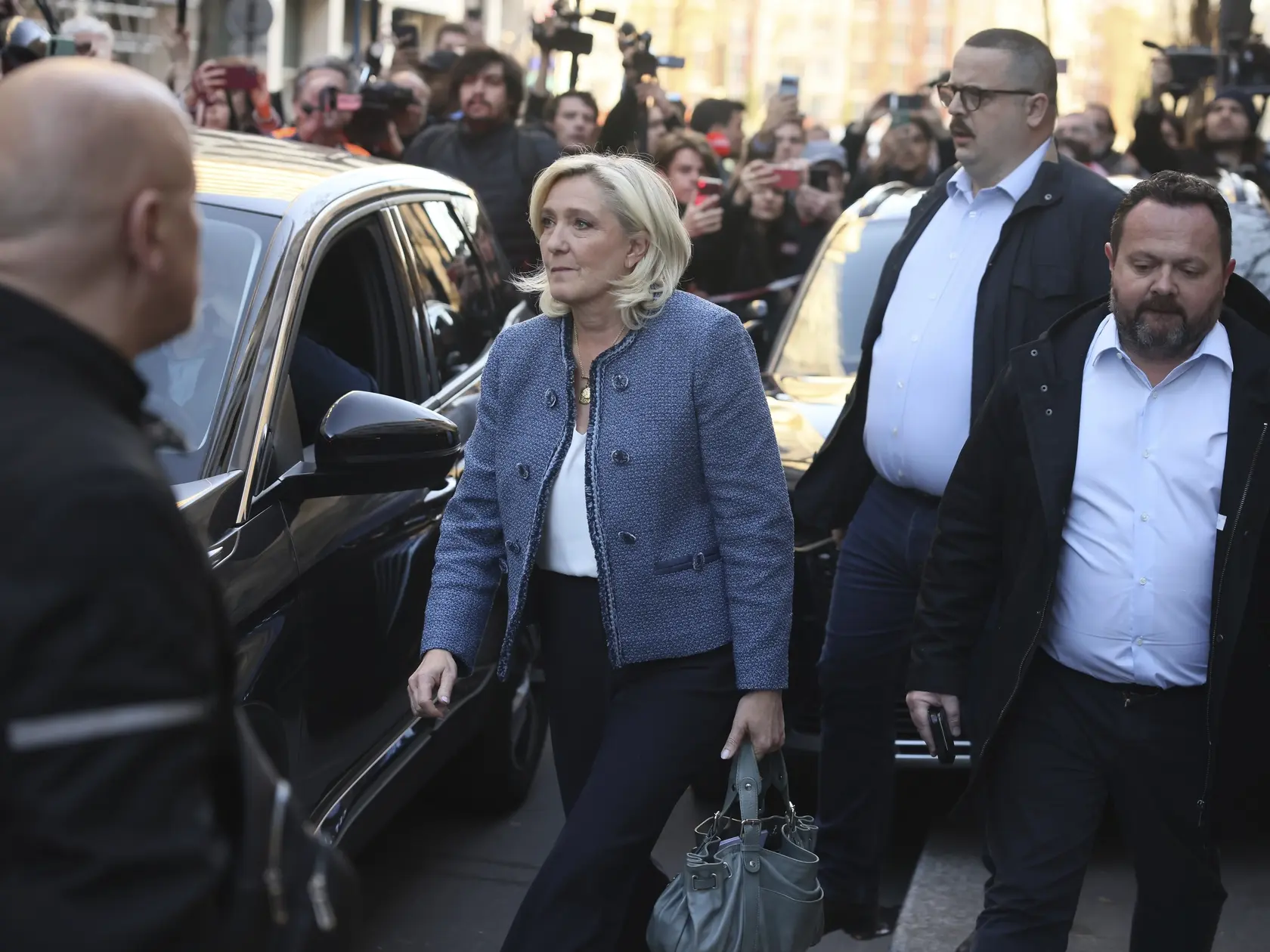 Líderka krajne pravicového Národného združenia (RN) Marine Le Penová (uprostred) odchádza zo sídla svojej strany po vynesení verdiktu v Paríži 31. marca 2025. Súd v Paríži v pondelok uznal Le Penovú za vinnú zo sprenevery finančných prostriedkov Európskeho parlamentu (EP). S okamžitou platnosťou jej zakázal uchádzať sa o verejné funkcie. Tento zákaz potrvá päť rokov. Zároveň ju za spreneveru odsúdili na štyri roky odňatia slobody: počas dvoch rokov bude jej trest podmienečný, ďalšie dva roky má mať elektronický náramok. Rozhodnutie súdu Le Penovej znemožní kandidovať v prezidentských voľbách v roku 2027, ak sa pred ich konaním proti svojmu rozsudku úspešne neodvolá.