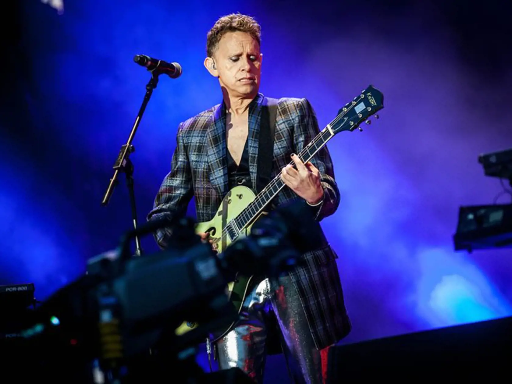 Gitarista skupiny Depeche Mode Martin Gore počas koncertu skupiny v Bratislave.