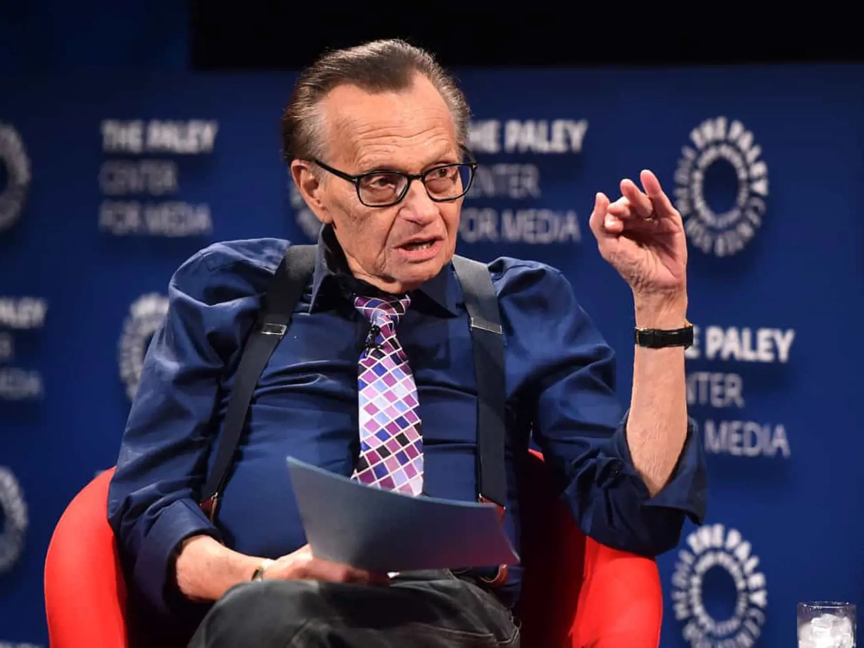 Legendárny americký moderátor Larry King absolvoval prehliadku centra Bratislavy. Ubytovaný bol v najdrahšom apartmáne.