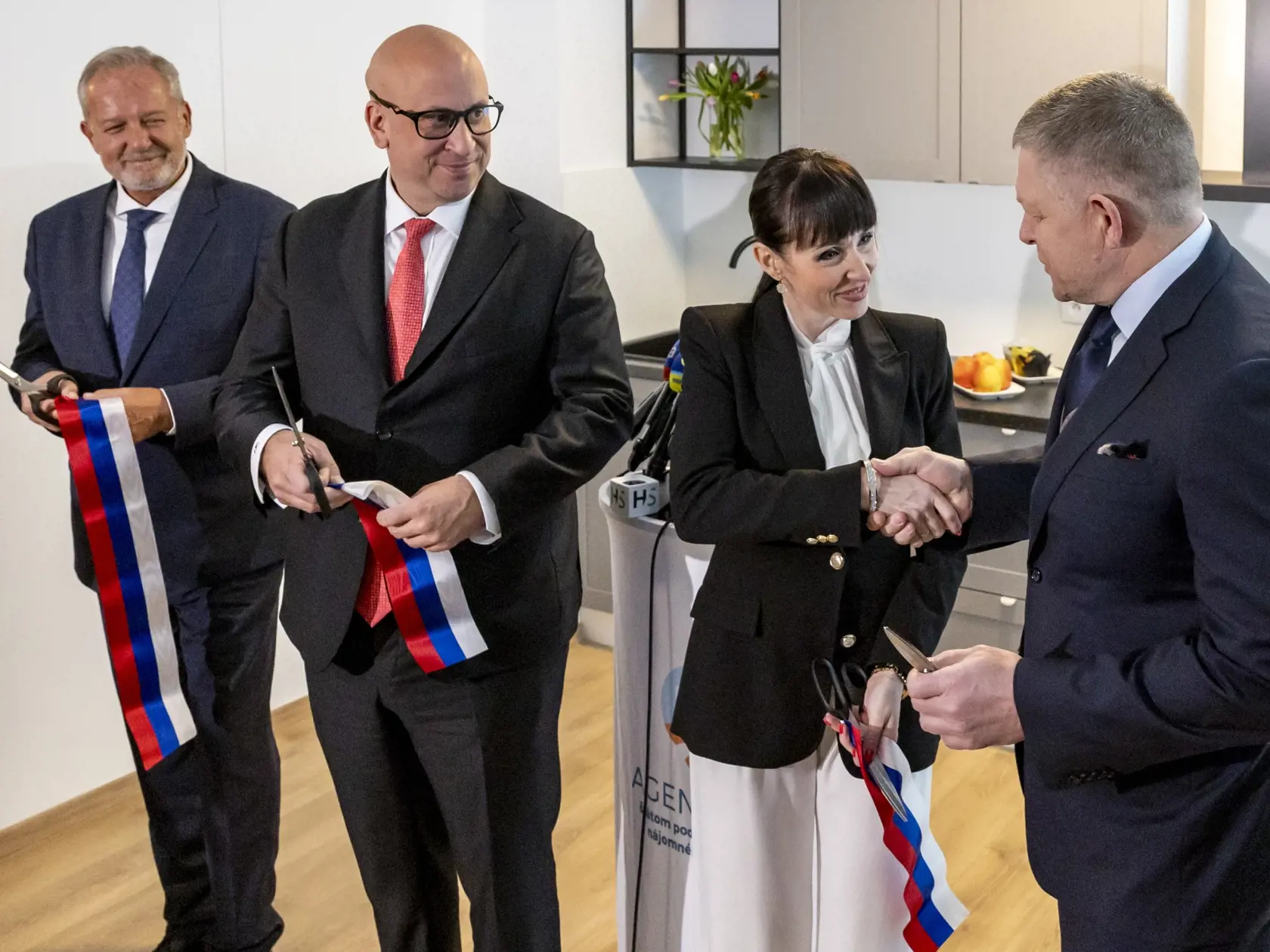 Tlačová konferencia predsedu vlády SR Roberta Fica a ministra dopravy SR Jozefa Ráža. Na snímke je premiér SR Robert Fico, riaditeľka agentúry Eva Lisová, minister dopravy Jozef Ráž a generálny riaditeľ Kooperativa poisťovňa Vladimír Bakeš. 
