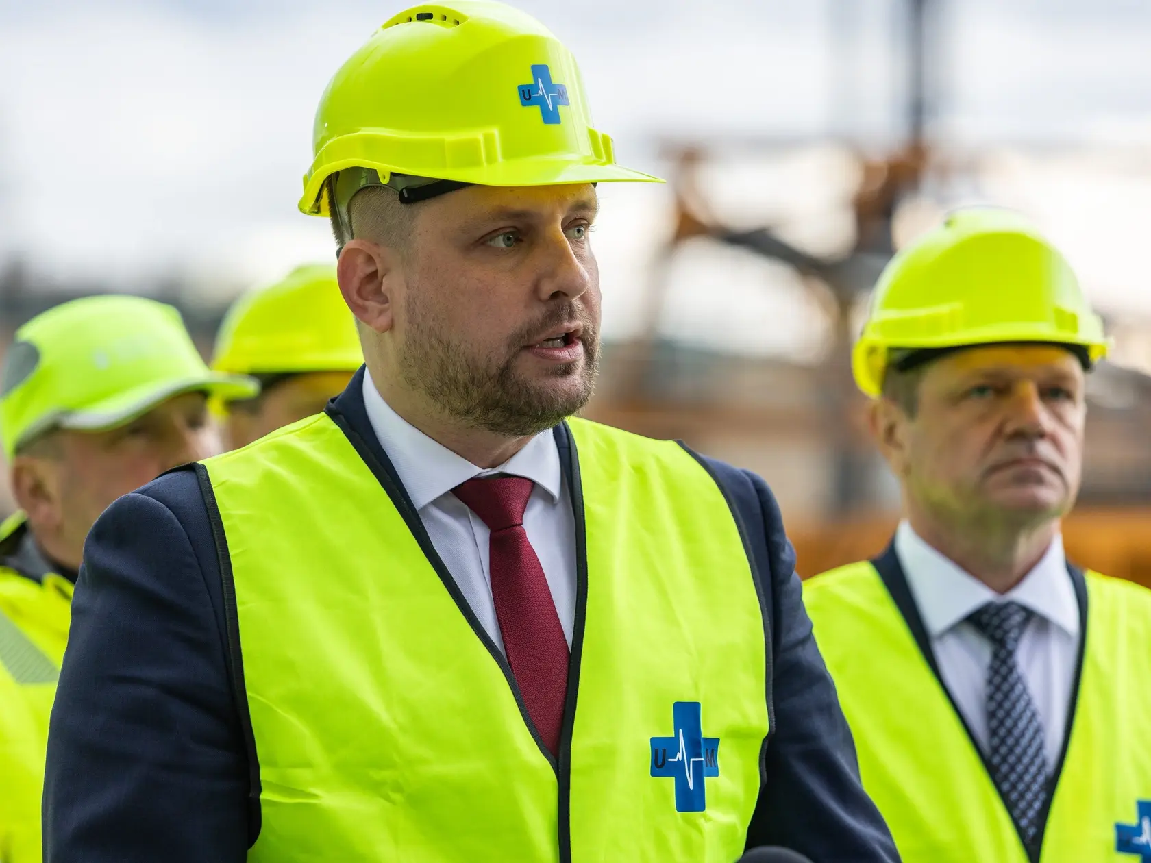 Na snímke uprostred minister zdravotníctva SR Kamil Šaško (HLAS-SD) počas tlačovej konferencie ku kontrolnému dňu v nemocnici v Martine budovanej z Plánu obnovy a odolnosti v stredu 12. marca 2025 v Martine. FOTO TASR - Daniel Stehlík