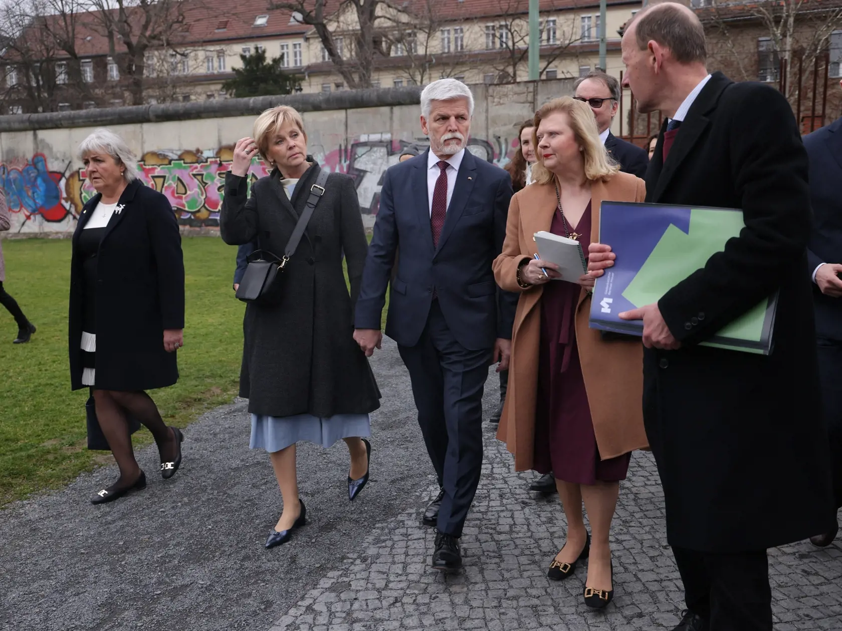 Prvá dáma Česka Eva Pavlová stále viac a viac prekvapuje svojim šatníkom. Noblesou a eleganciou dokonca často krát pripomína Brigitte Macron a pri pohľade na najnovšie fotografie jej kúskov nám nezostáva nič iné, len súhlasiť.