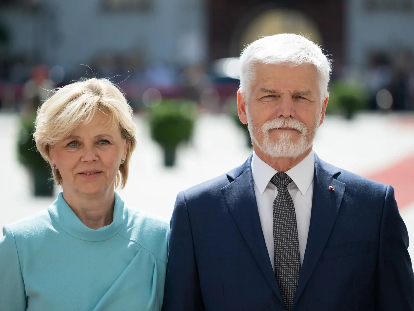 Eva Pavlová svojho manžela verne sprevádza aj na zahraničných cestách. Vždy je dokonale zladená a upravená.
