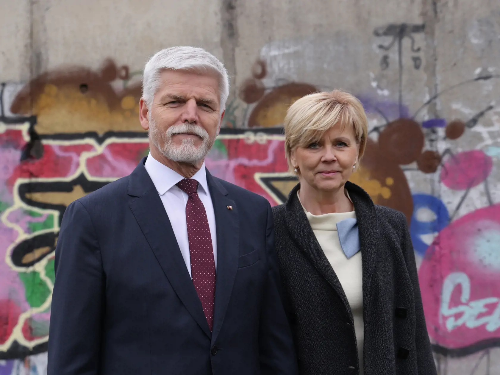 Prvá dáma Česka Eva Pavlová stále viac a viac prekvapuje svojim šatníkom. Noblesou a eleganciou dokonca často krát pripomína Brigitte Macron a pri pohľade na najnovšie fotografie jej kúskov nám nezostáva nič iné, len súhlasiť.