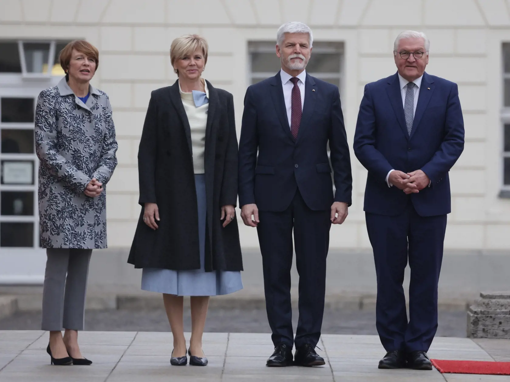 Prvá dáma Česka Eva Pavlová stále viac a viac prekvapuje svojim šatníkom. Noblesou a eleganciou dokonca často krát pripomína Brigitte Macron a pri pohľade na najnovšie fotografie jej kúskov nám nezostáva nič iné, len súhlasiť.