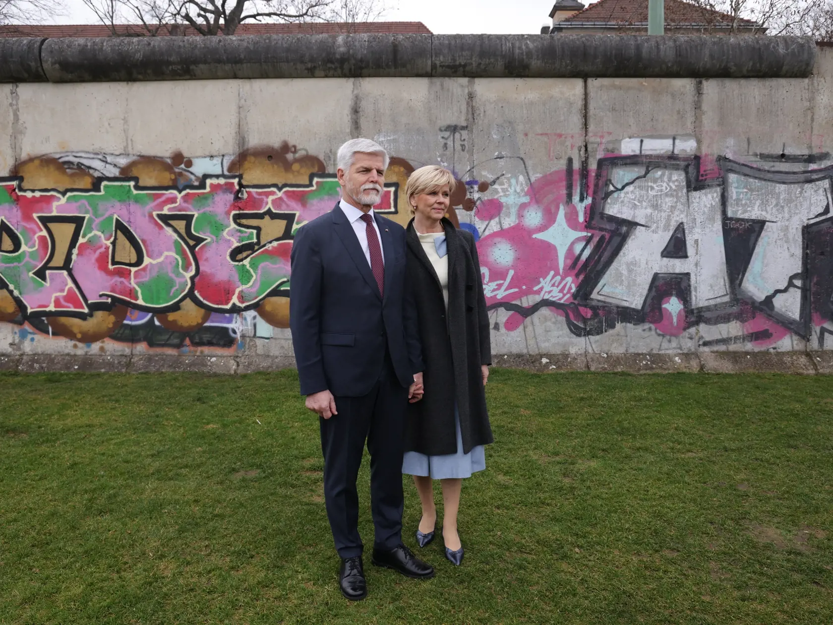 Prvá dáma Česka Eva Pavlová stále viac a viac prekvapuje svojim šatníkom. Noblesou a eleganciou dokonca často krát pripomína Brigitte Macron a pri pohľade na najnovšie fotografie jej kúskov nám nezostáva nič iné, len súhlasiť.
