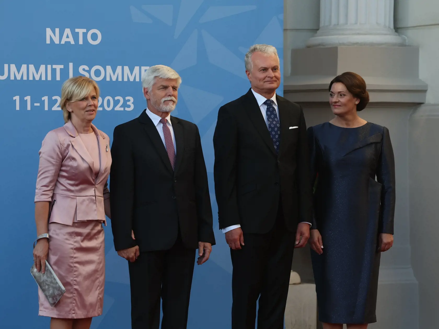 Medzi prítomnými prvými dámami na Summite NATO bola Eva Pavlová naozaj neprehliadnuteľná a vyzerala skutočne dokonale. Ružový kostým so sukňou doplnila vkusnou puzdrovou kabelkou.
