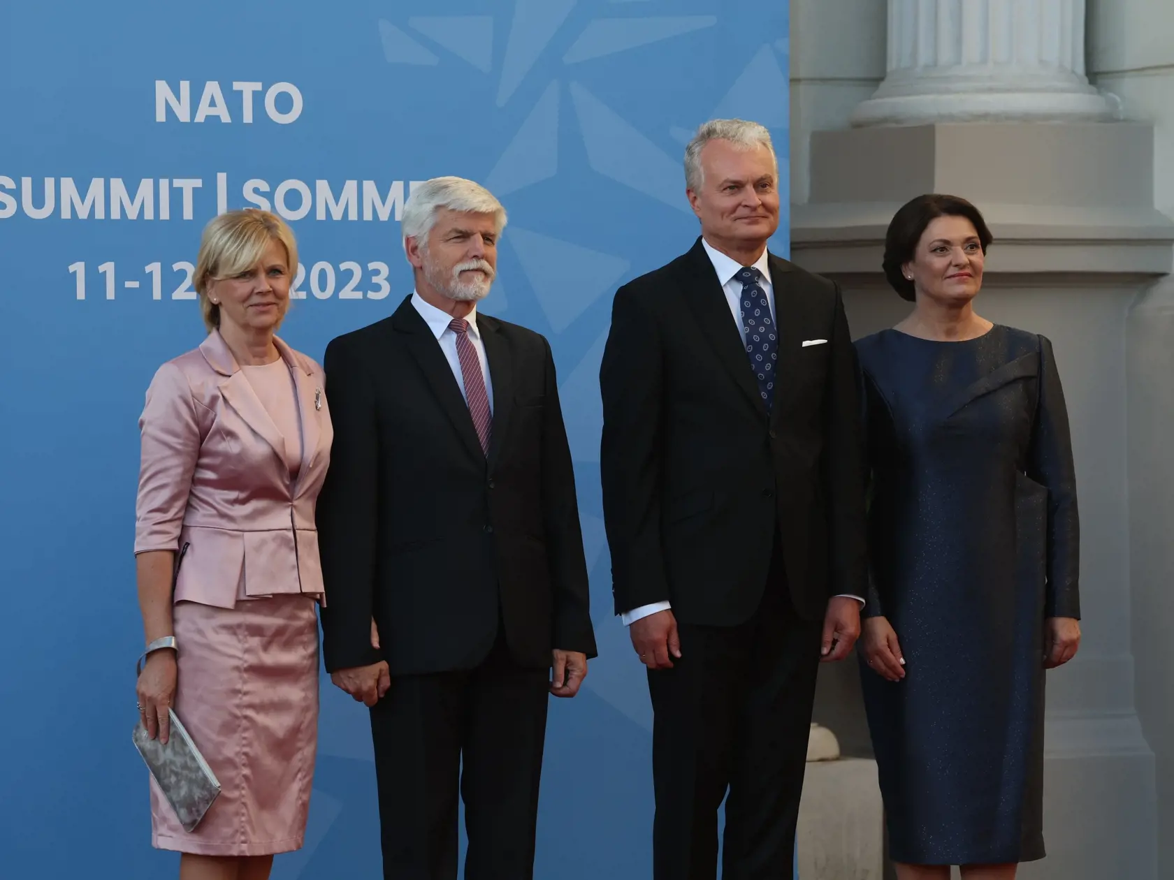 Medzi prítomnými prvými dámami na Summite NATO bola Eva Pavlová naozaj neprehliadnuteľná a vyzerala skutočne dokonale. Ružový kostým so sukňou doplnila vkusnou puzdrovou kabelkou.