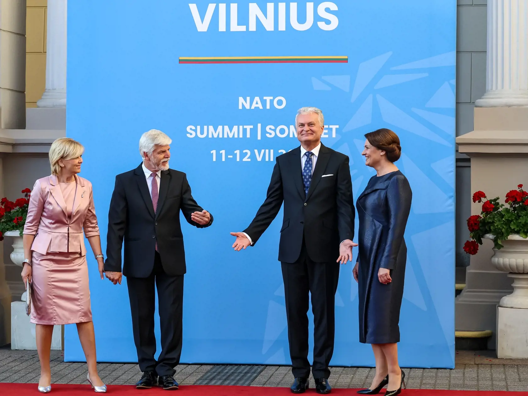 Medzi prítomnými prvými dámami na Summite NATO bola Eva Pavlová naozaj neprehliadnuteľná a vyzerala skutočne dokonale. Ružový kostým so sukňou doplnila vkusnou puzdrovou kabelkou.