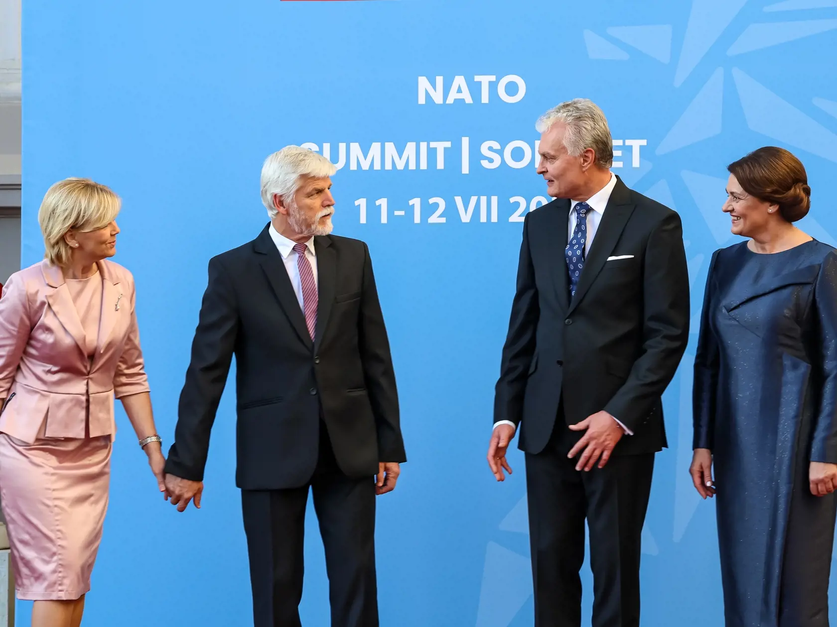 Medzi prítomnými prvými dámami na Summite NATO bola Eva Pavlová naozaj neprehliadnuteľná a vyzerala skutočne dokonale. Ružový kostým so sukňou doplnila vkusnou puzdrovou kabelkou.