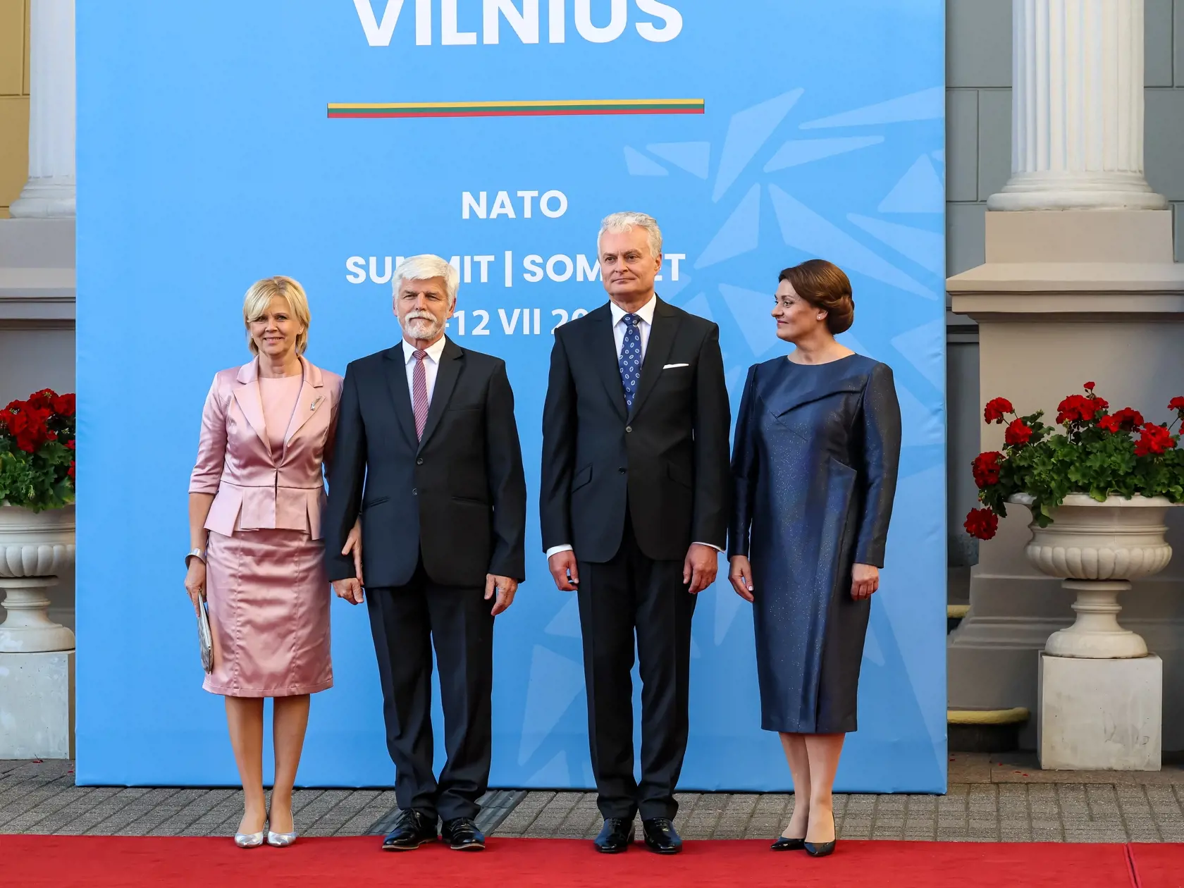 Medzi prítomnými prvými dámami na Summite NATO bola Eva Pavlová naozaj neprehliadnuteľná a vyzerala skutočne dokonale. Ružový kostým so sukňou doplnila vkusnou puzdrovou kabelkou.