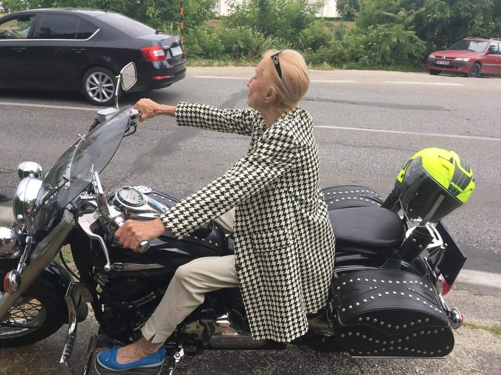 Tá si teda trúfa. Kombinácia krehkej herečky a silného stroja  je pôsobivá. K záberu niekto pripísal: "S Tebou mě baví svět."
