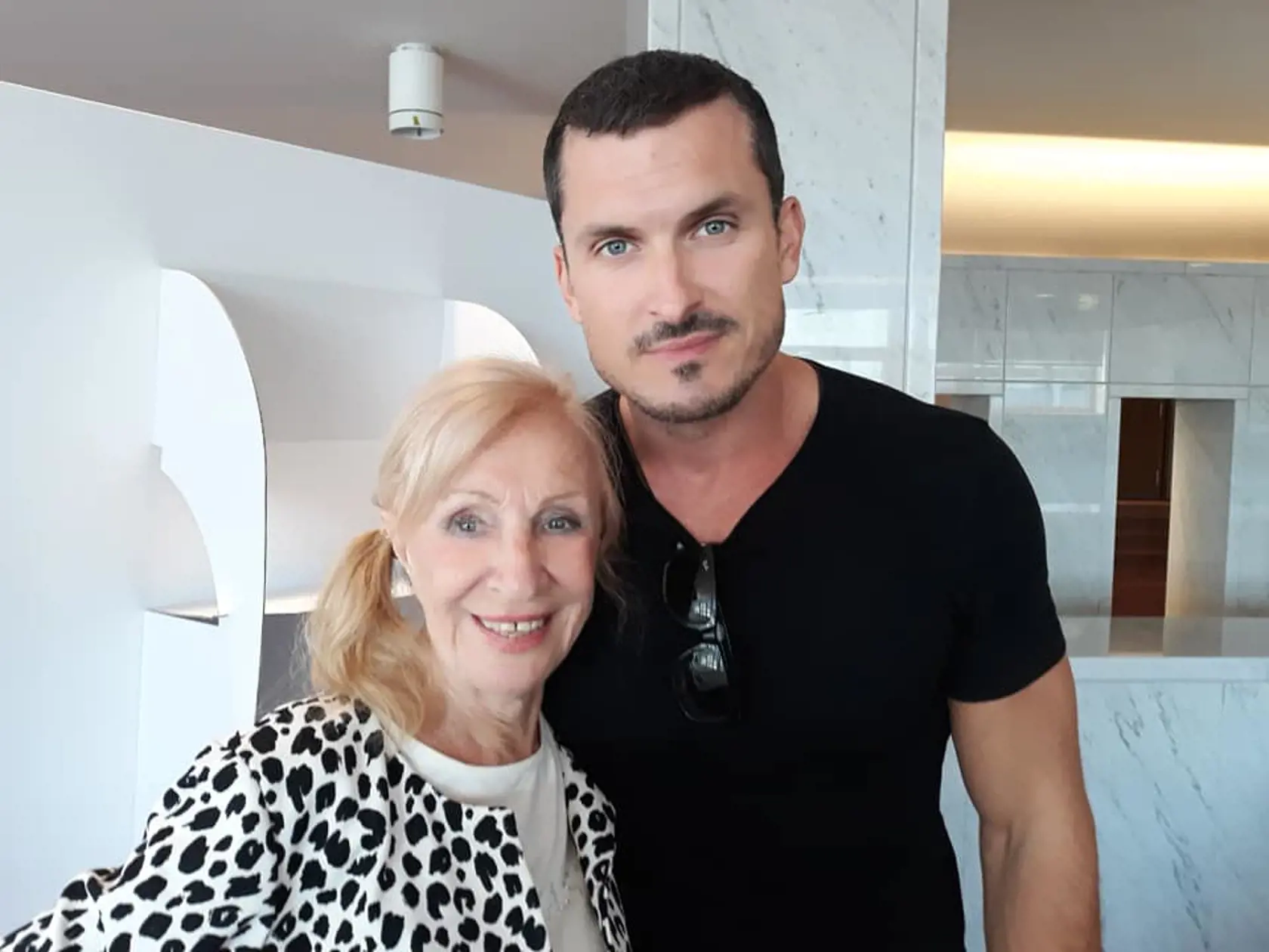 Marína má veľmi priateľské vzťahy aj s oveľa mladšími kolegami. Na zábere s Jánom Koleníkom.