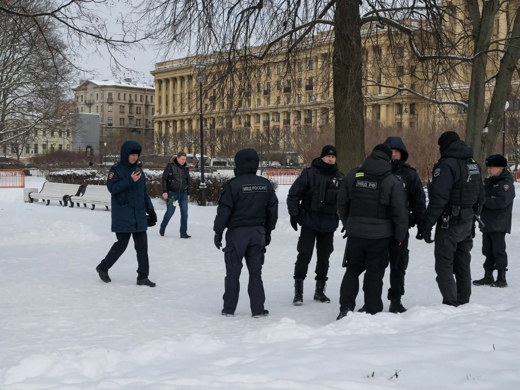 Rusi si uctili prvé výročie smrti Alexeja Navaľného. Sledovala ich pritom polícia, niektorí skončili v putách.