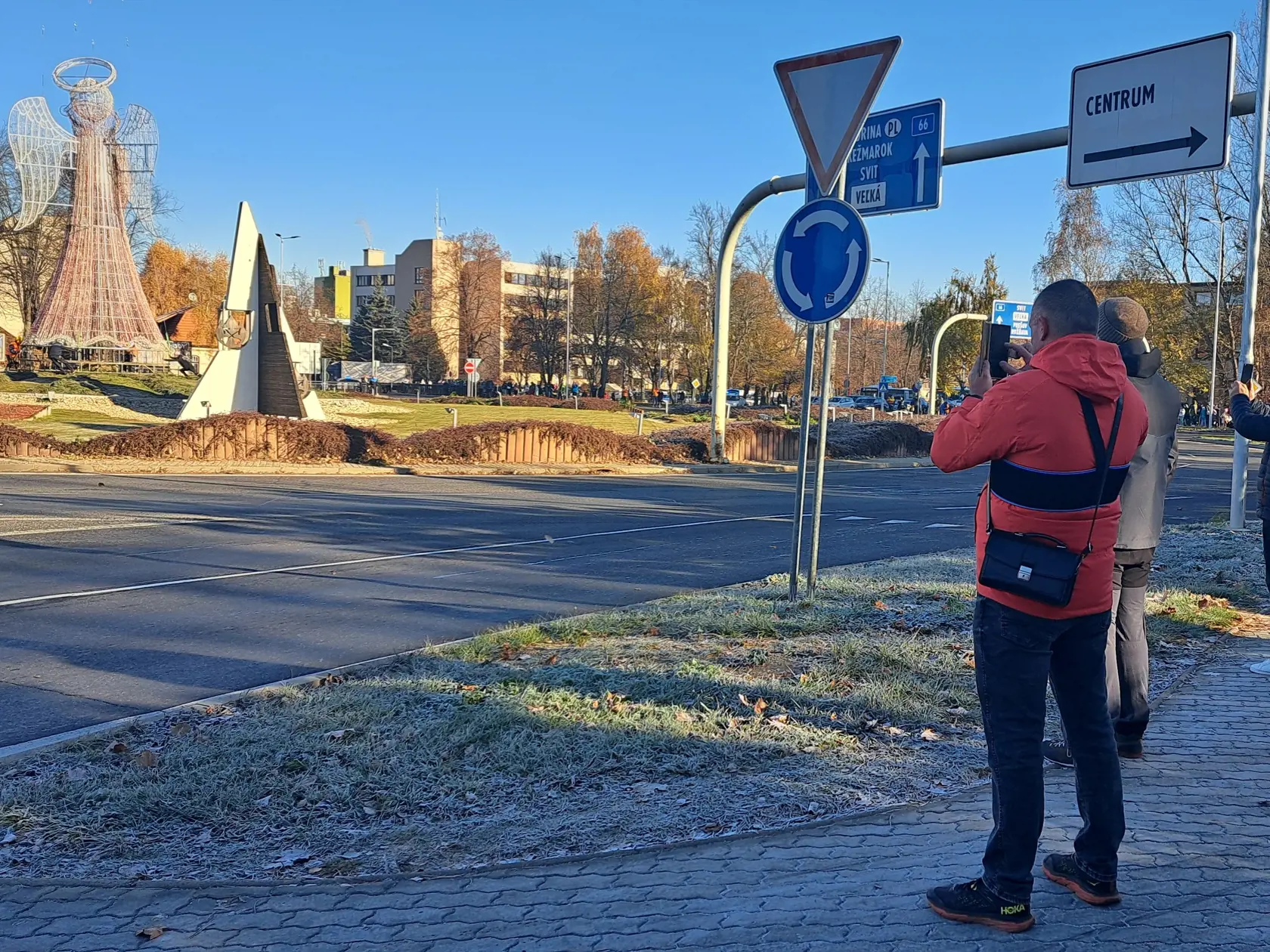 Na snímke kovová socha anjela počas inštalácie na kruhovom objazde  v Poprade 11. novembra 2024. Jednou z dominánt vianočnej výzdoby v Poprade je anjel na kruhovom objazde v blízkosti domu kultúry. Už 16-krát ho na miesto priviezol v pondelok dopoludnia vrtuľník. Inštaláciu si prišli pozrieť desiatky ľudí vrátane detí. Primátor Popradu Anton Danko podotkol, že kým po iné roky museli prílet anjela pre zlé poveternostné podmienky viackrát presúvať, tento rok vyšlo ideálne slnečné a bezveterné počasie. FOTO TASR - Adriána Hudecová