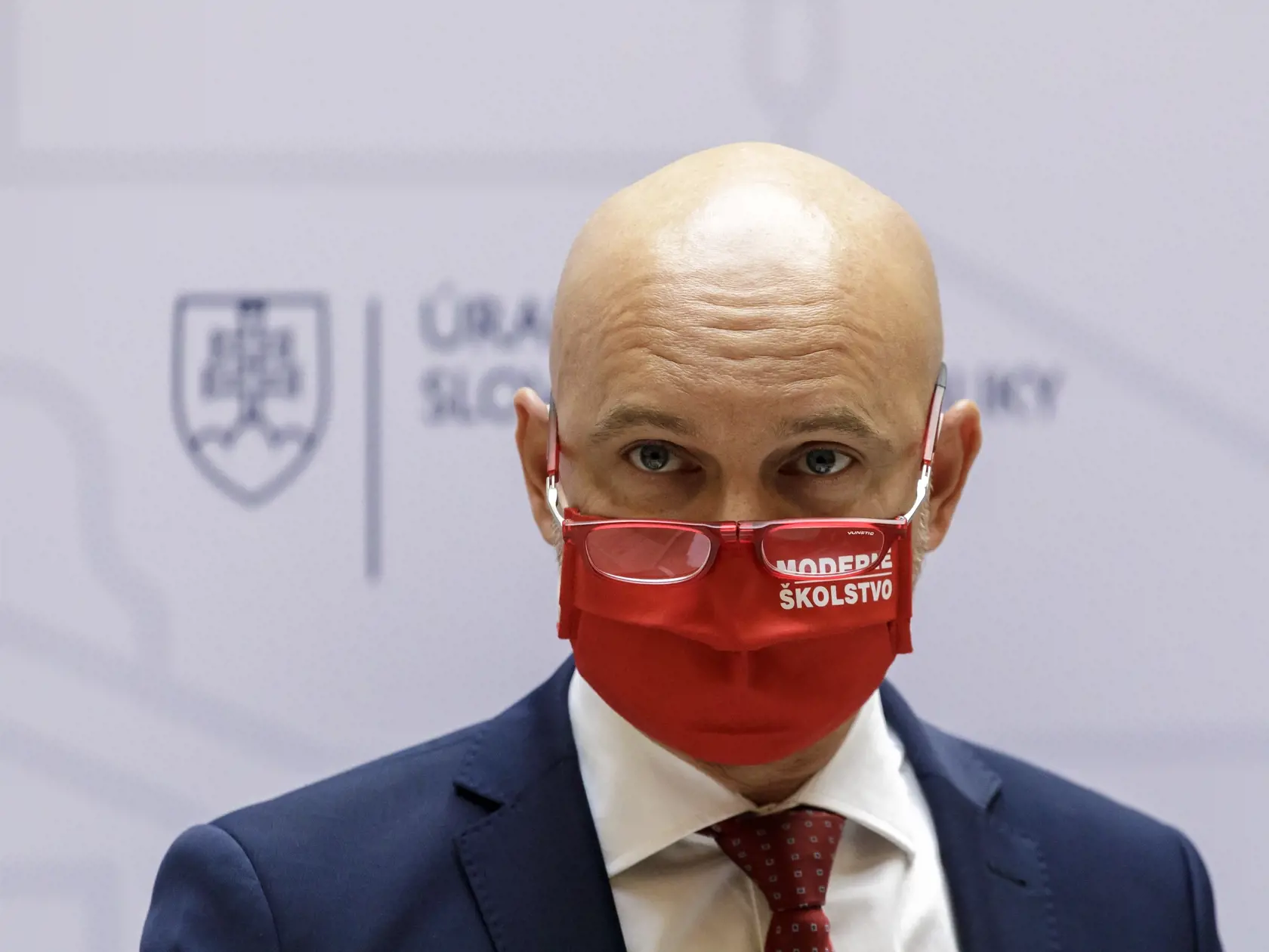 Na snímke minister školstva, vedy, výskumu a športu SR Branislav Gröhling (SaS) prichádza na rokovanie vlády SR.