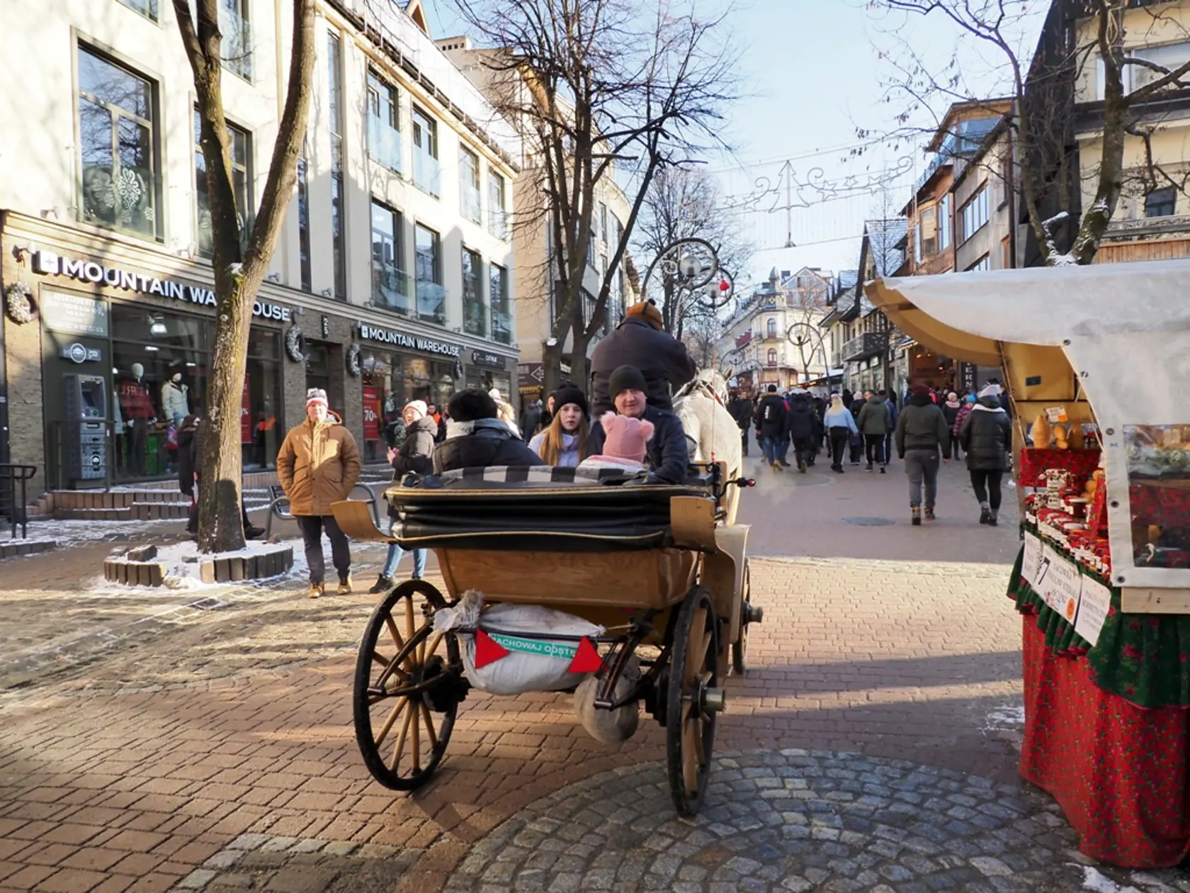 Krajina s približne 38 miliónmi obyvateľov doteraz hlásila viac  ako 102 tisíc úmrtí, tu akoby žiadna pandémia nikdy neexistovala.