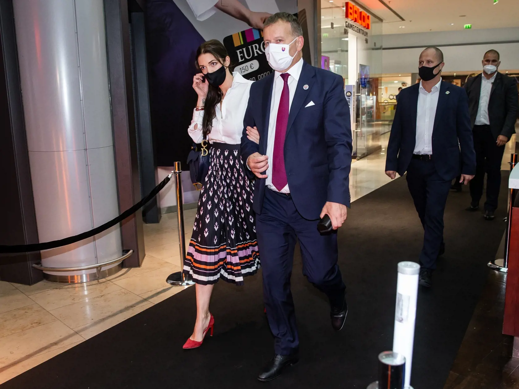 Premiéra filmu "James Bond - Nie je čas zomrieť" v Bratislave. Na snímke Boris Kollár s Barbora Richterová.