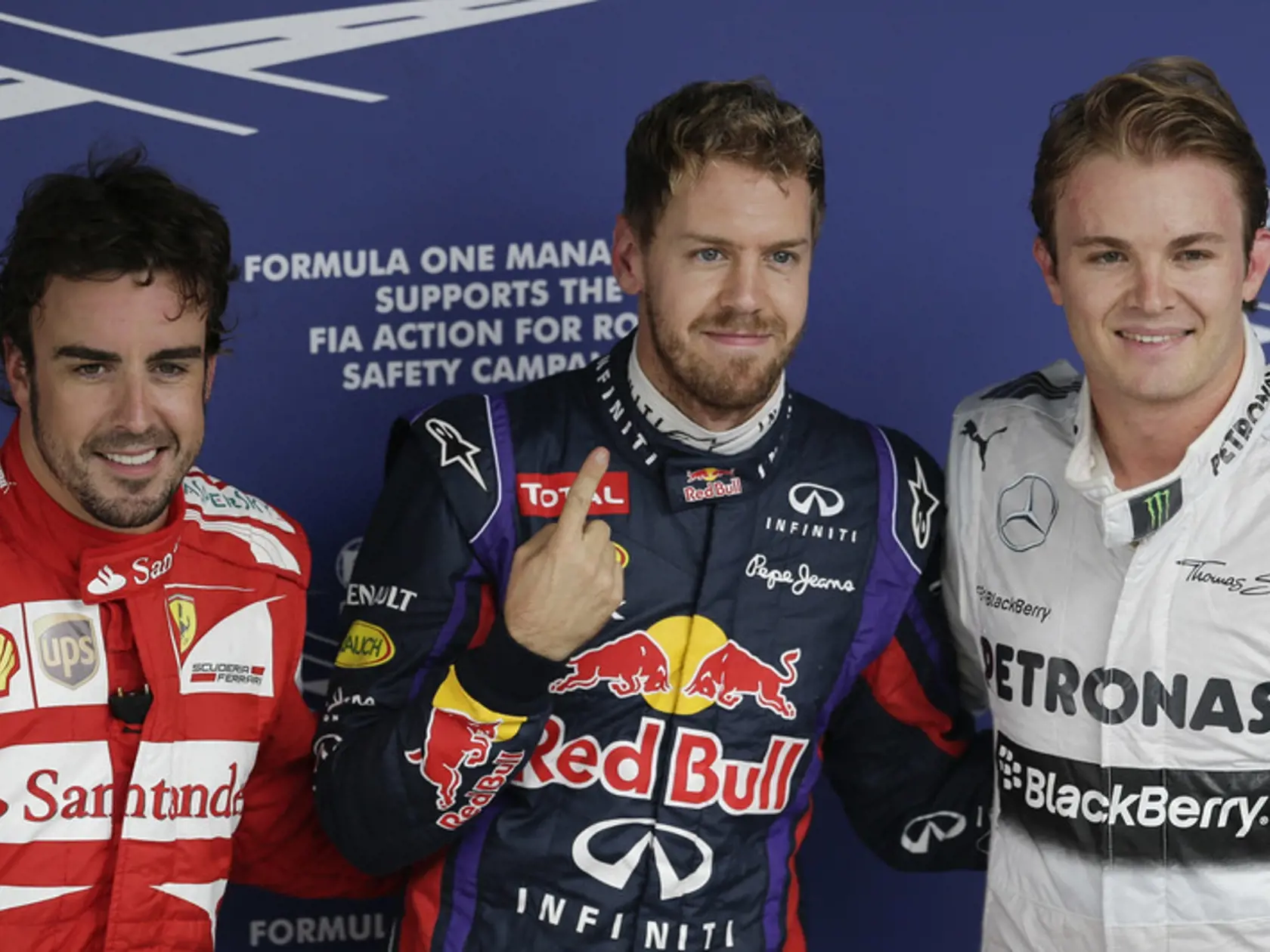 Ani daždivé podmienky nezastavili Sebastiana Vettela od zisku pole position.