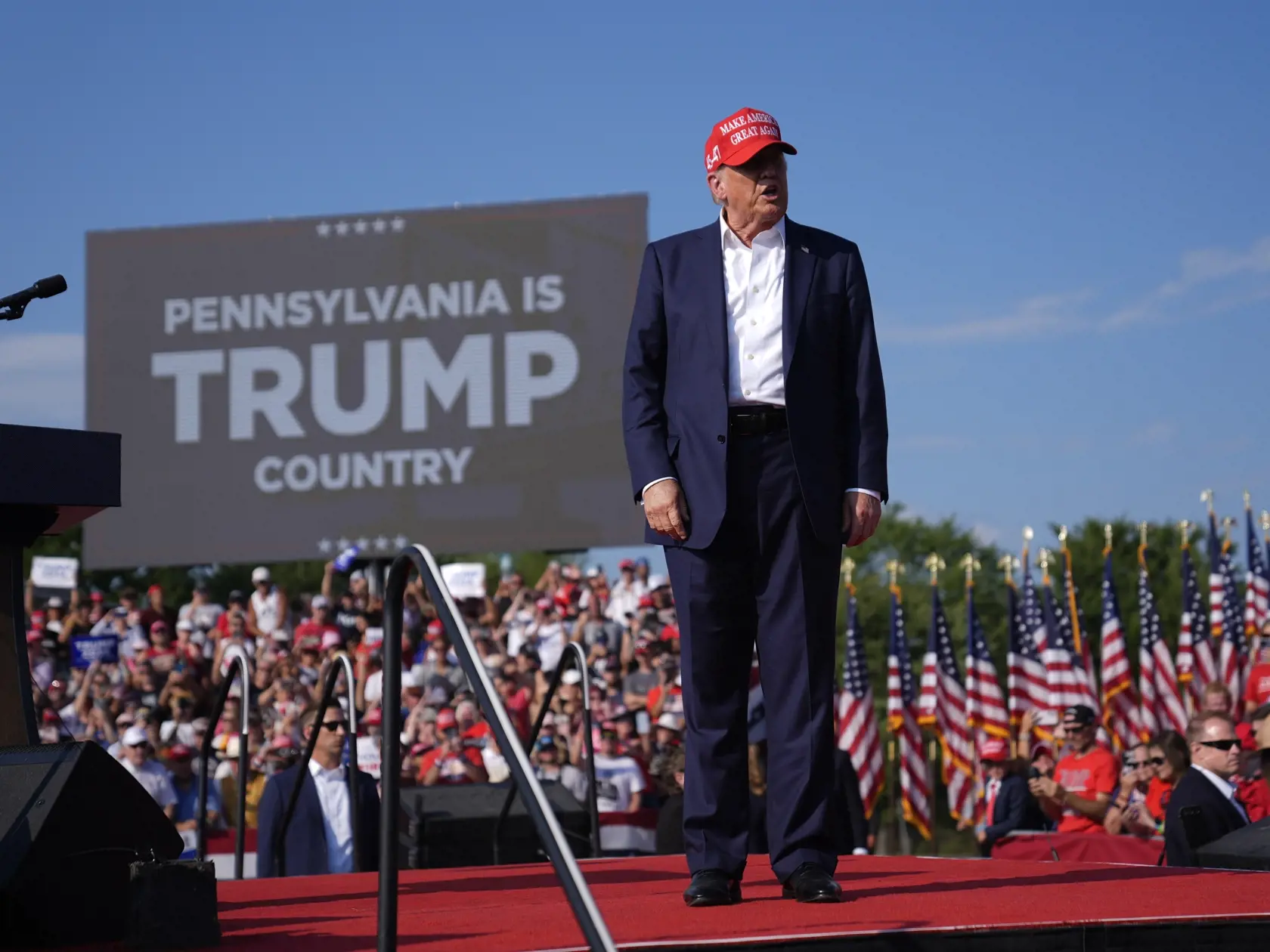 Republikánsky prezidentský kandidát a americký exprezident Donald Trump prichádza na svoj predvolebný míting v meste Butler v americkom štáte Pensylvánia 13. júla 2024. Trump potvrdil, že v sobotu na mítingu v Pensylvánii ho zasiahla guľka. Tá mu prestrelila hornú časť pravého ucha. Bývalý americký prezident sa vyjadril na sociálnej sieti, informuje TASR.