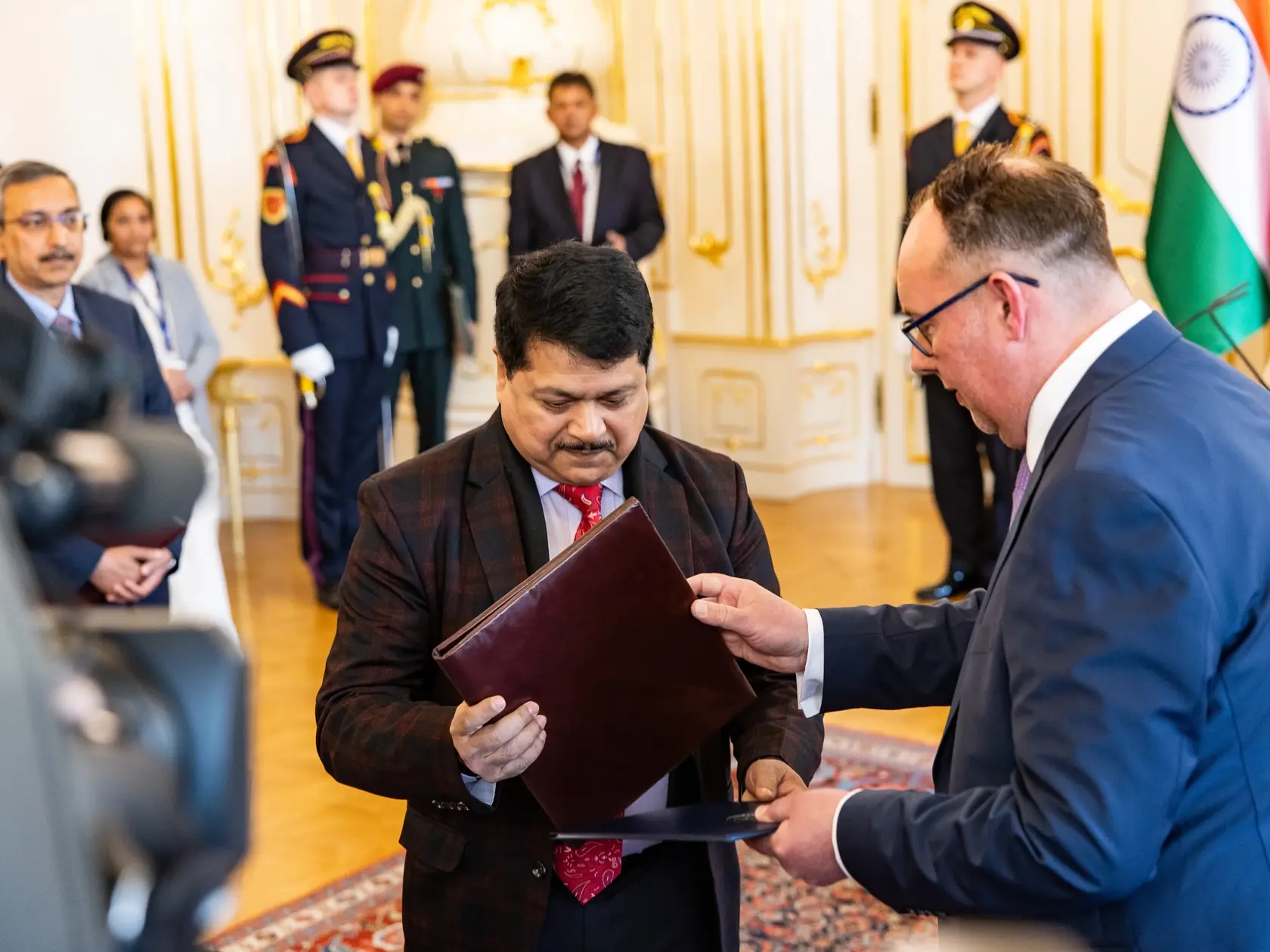 Prezident SR Peter Pellegrini víta v Grasalkovičovom paláci prezidentku Indickej republiky Draupadi Murmúovú.
