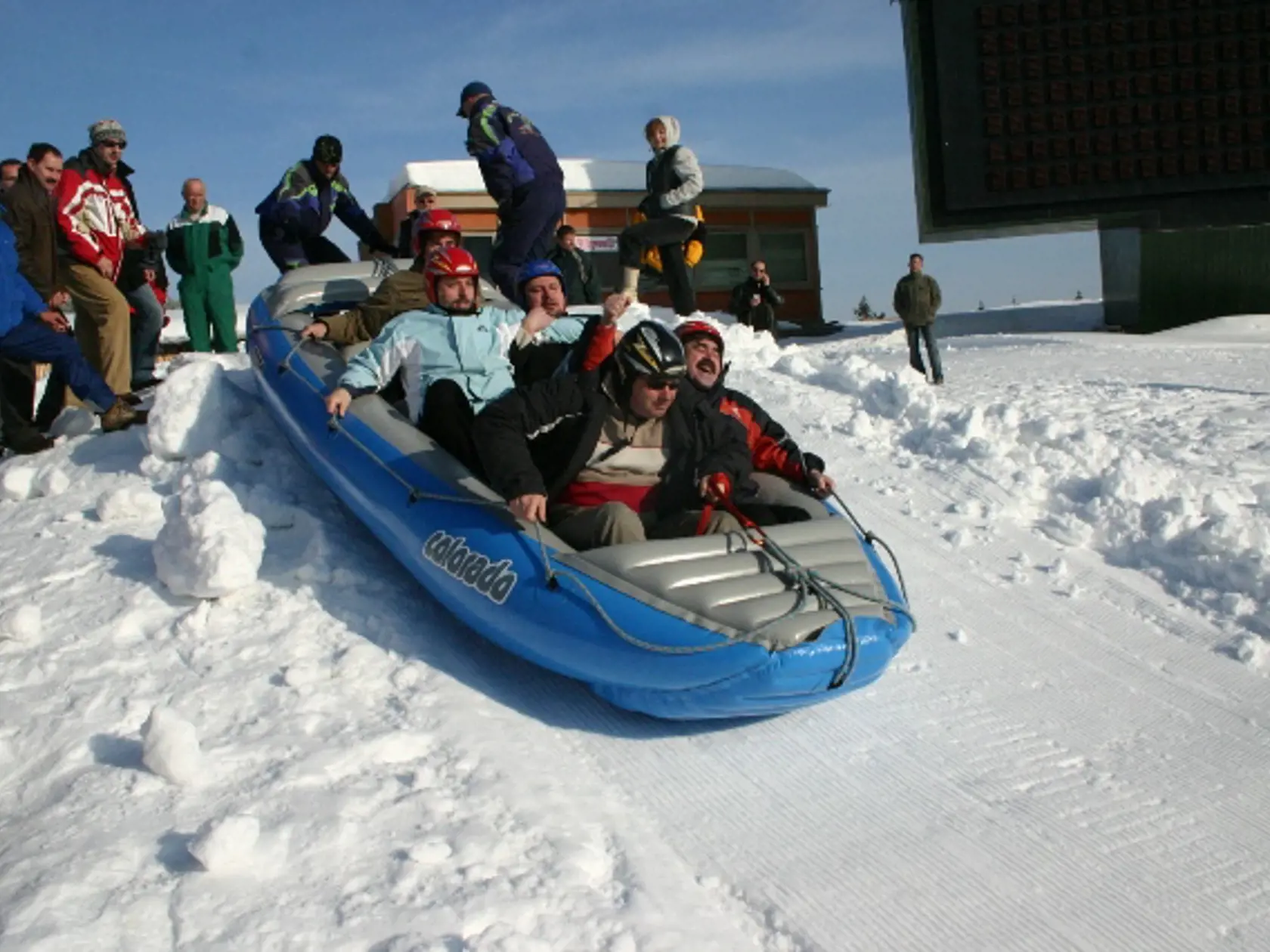 TATRY - RAFTING NA SNEHU: Adrenalínovú jazdu
môžete zažiť pod skokanskými
mostíkmi na Štrbskom Plese. Foto: STANISLAVA VDOVCOVÁ