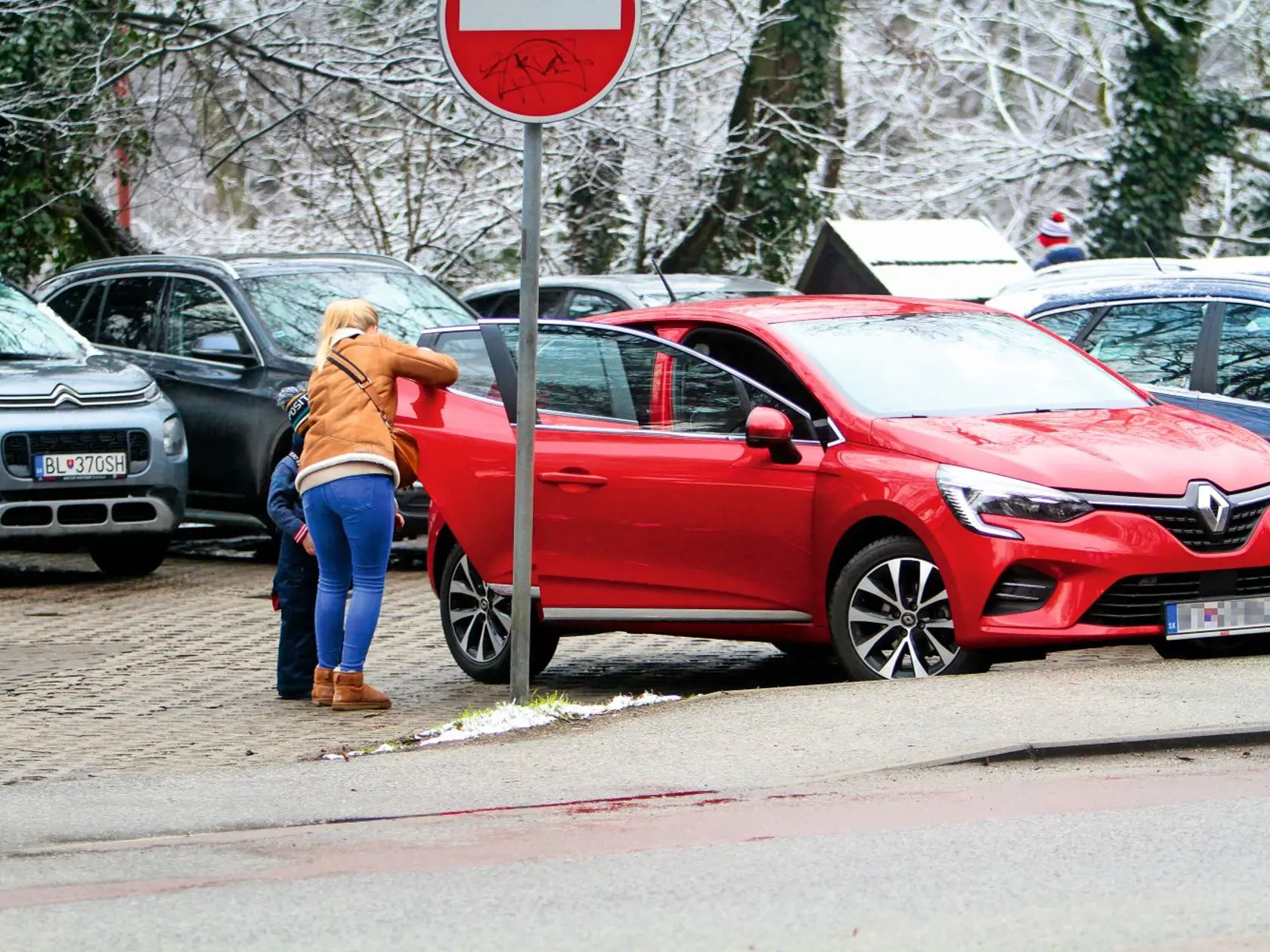 OPÄŤ SA VYVÁŽA
Balúchová má k dispozícii
toto červené auto. Vraj
vďaka reklamnej spolupráci.