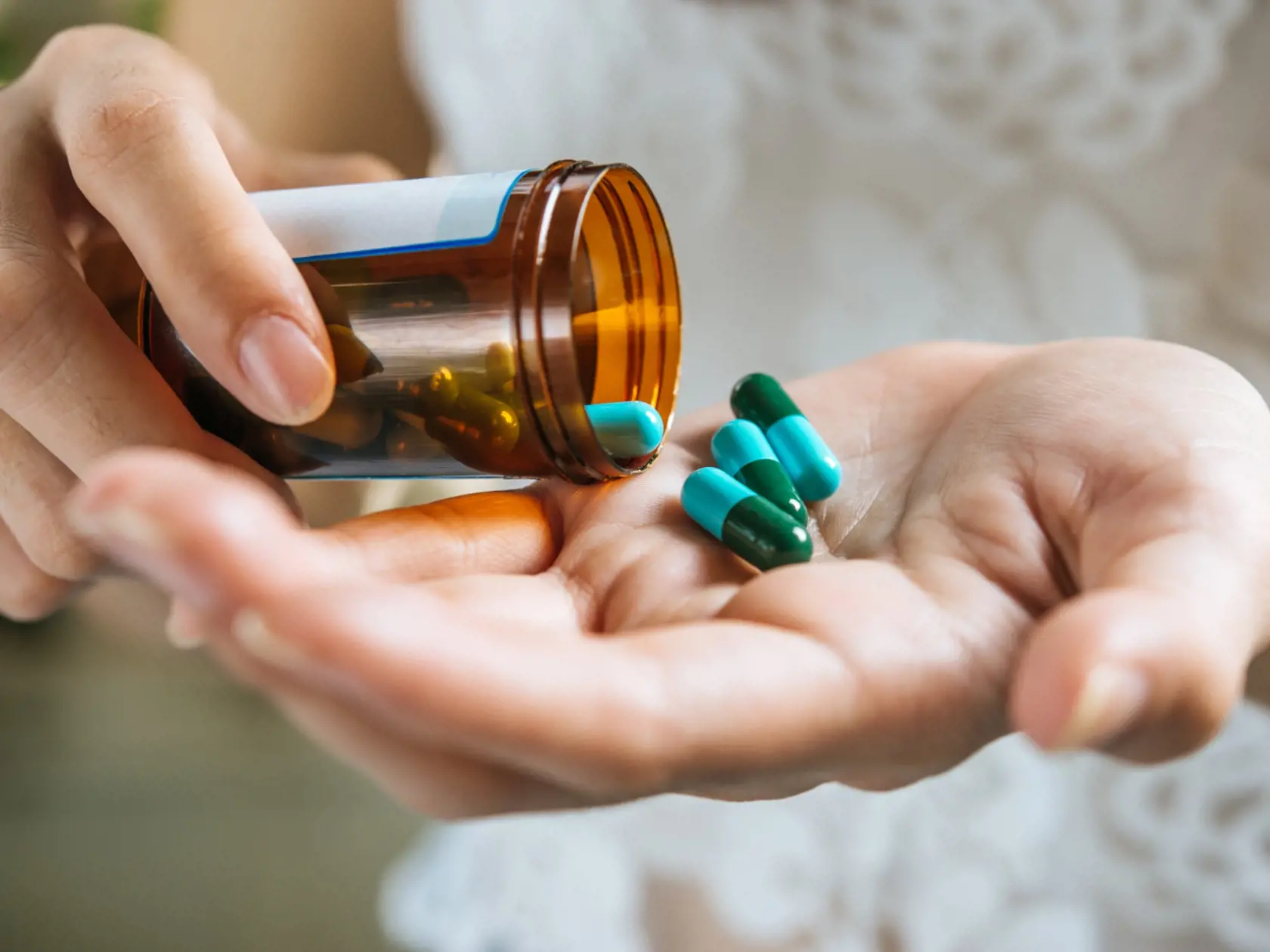Americká farmaceutická spoločnosť Pfizer v piatok oznámila, že jej liek na liečbu ochorenia COVID-19 preukázal pri klinických testoch veľmi vysokú účinnosť pri predchádzaní hospitalizácií a úmrtí.
