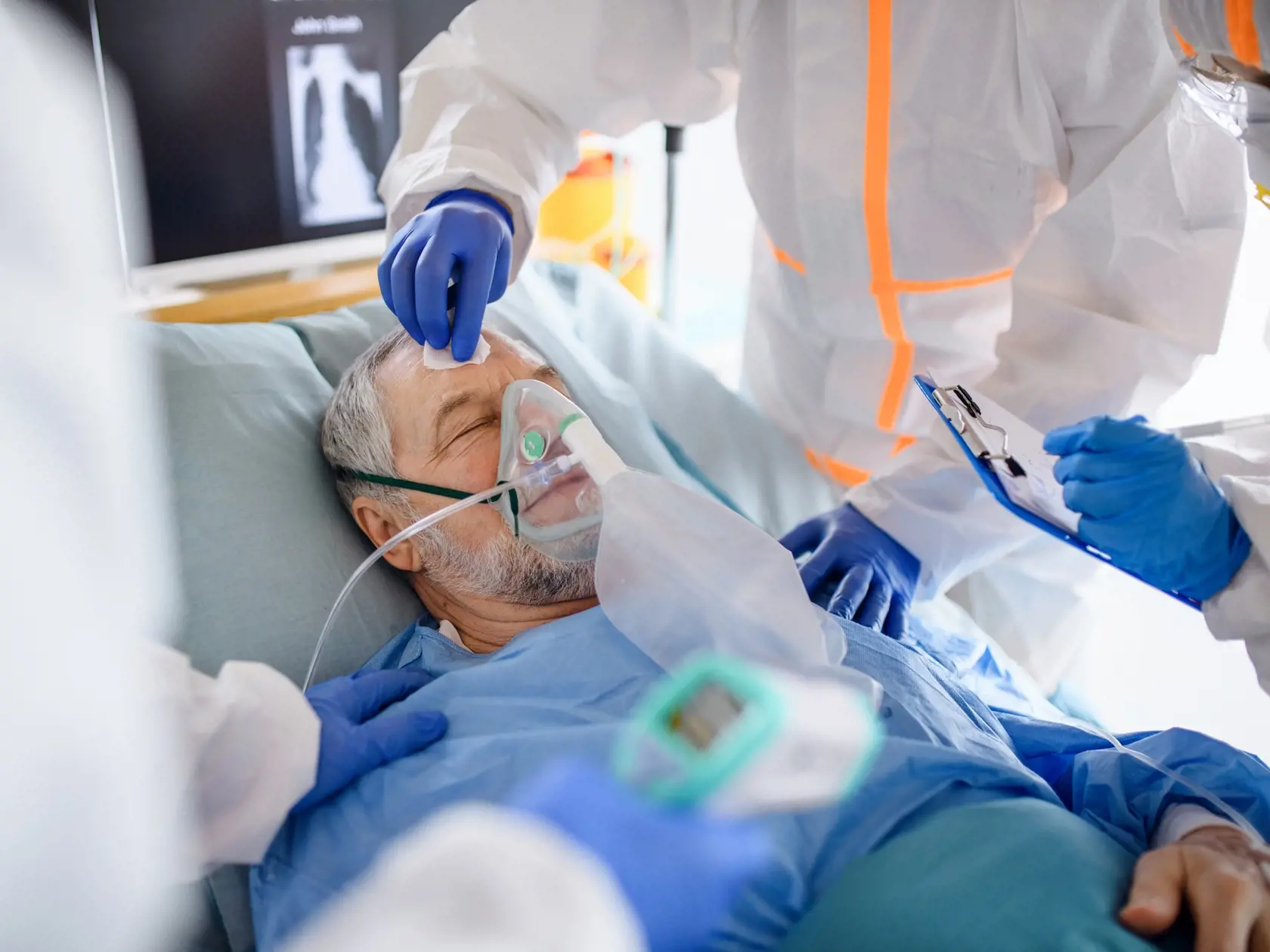 Kyslíková podpora, neskôr pľúcna ventilácia - aj tak môže vyzerať Covid-19.