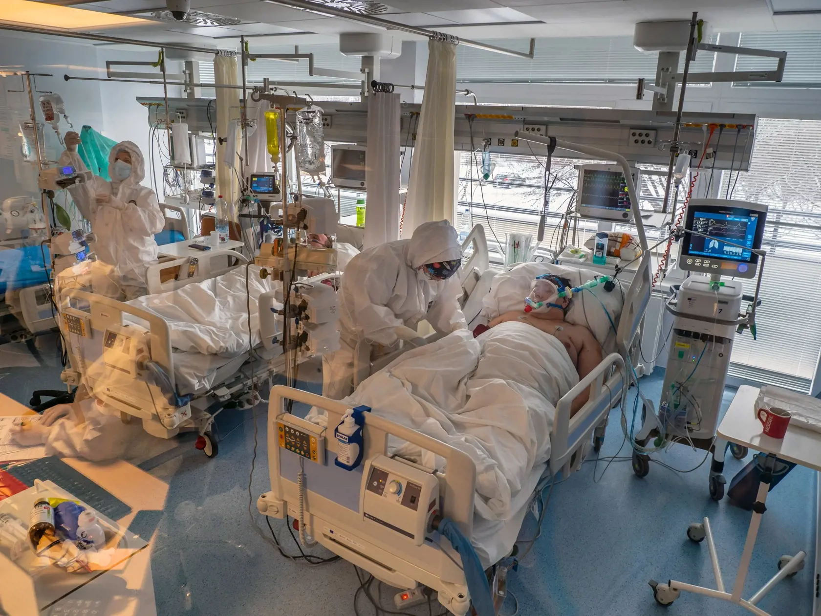NA KYSLÍKU Maska alebo vysokoprietokový kyslík sú pre pacienta menej zaťažujúce ako uspanie a pľúcna ventilácia.