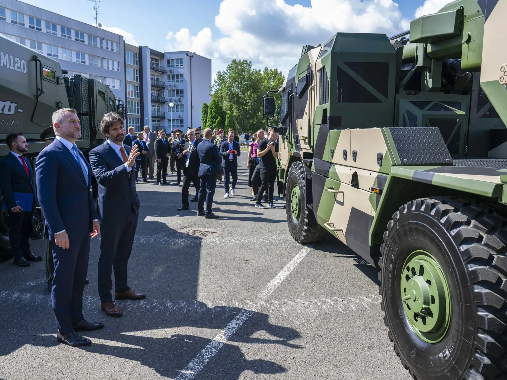 Na snímke hlavný veliteľ Ozbrojených síl SR a prezident SR Peter Pellegrini (vľavo) a minister obrany Robert Kaliňák (druhý zľava, SMER-SD) si prezerajú vojenskú techniku počas návštevy na ministerstve obrany v Bratislave v stredu 24. júla 2024.