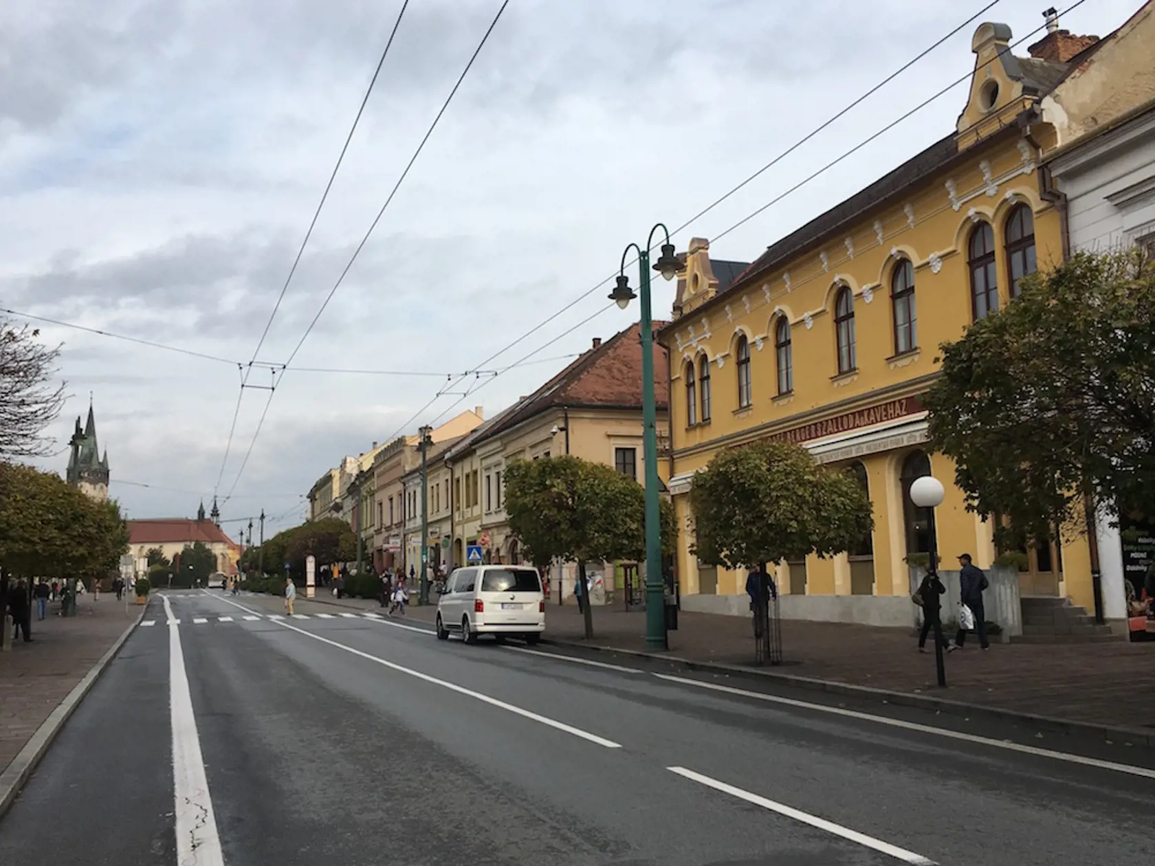 Postavili ju bratia Samuel a Henrich Bergerovci na ploche viacerých prízemných domov, ktoré jej noví majitelia prestavali a zachovali iba suterén. V budove na rohu Hlavnej a Ružovej ulice urobili centrum spoločenského života s prepychovým interiérom v secesnom štýle s obrovskými zrkadlami, freskami, krištáľovými lustrami, masívnym nábytkom, pozlátenými svietnikmi a luxusnými kobercami.