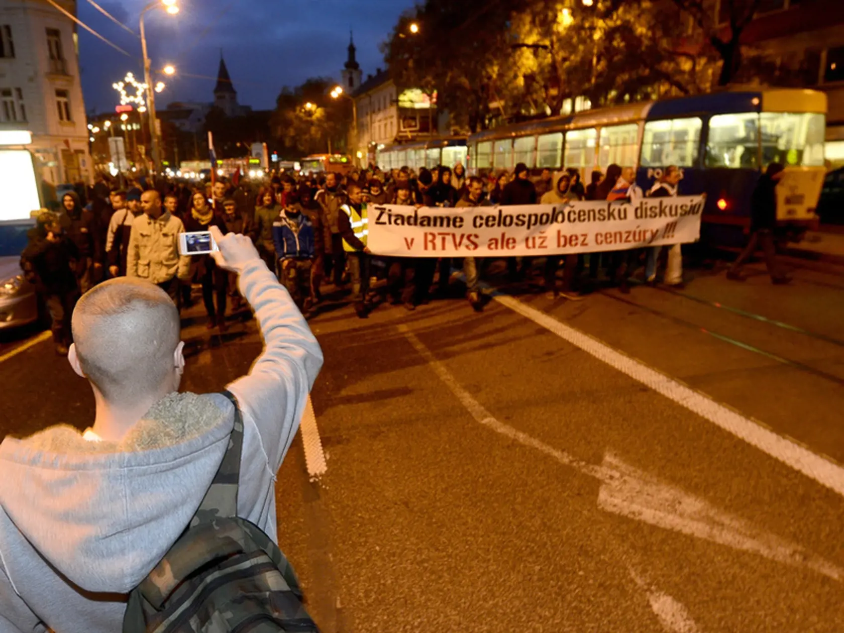 Protestujúci zablokovali ulice v centre Bratislavy.