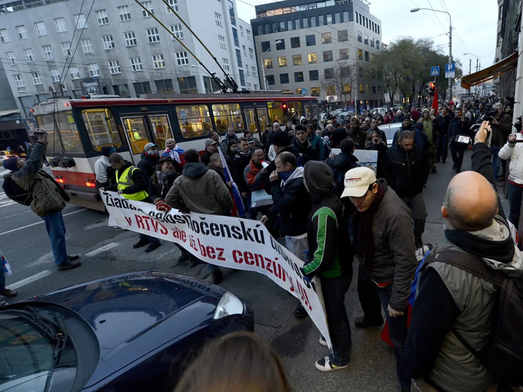 Demonštranti zastavili aj bratislavskú dopravu.