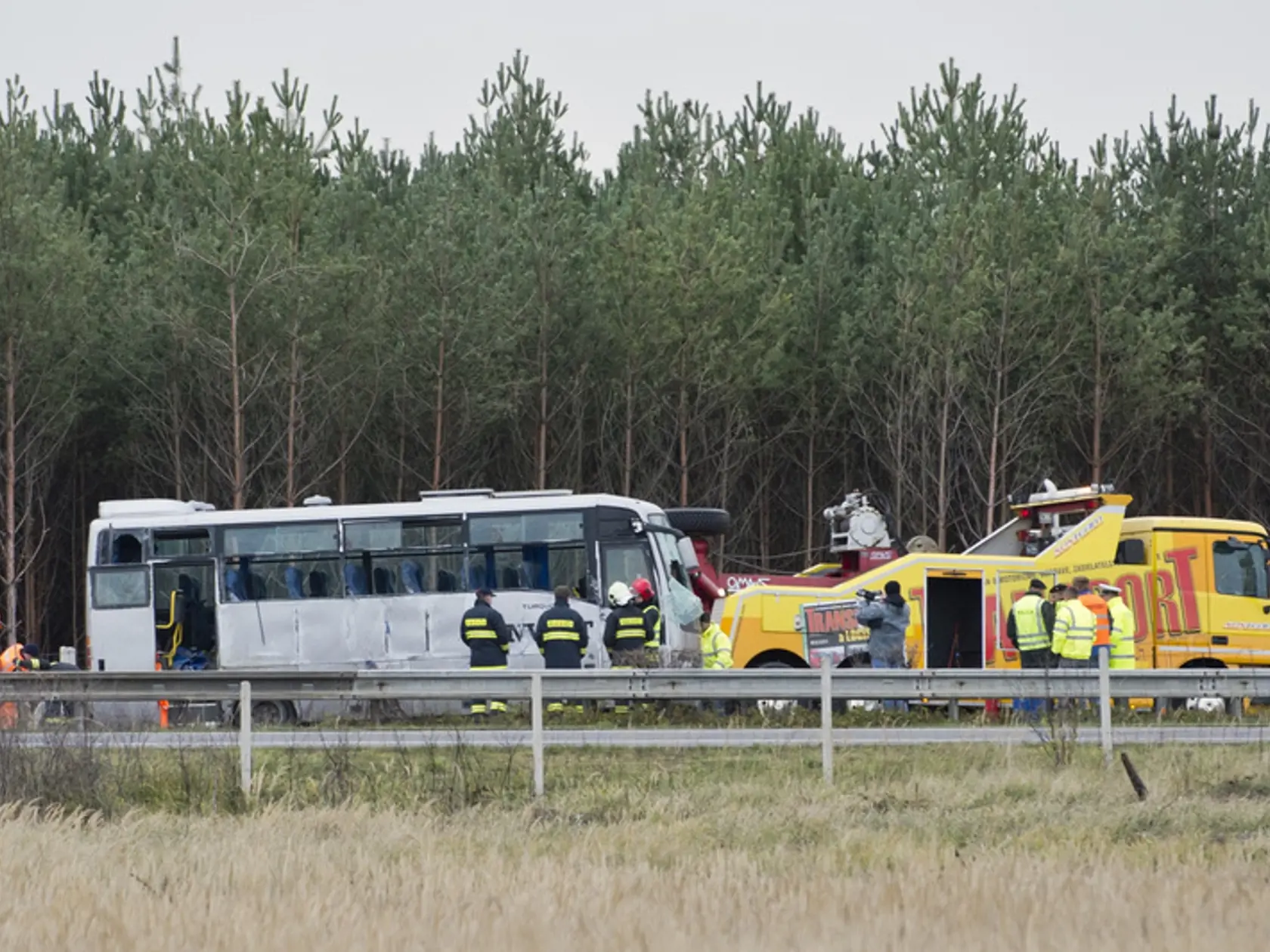Pri nehode autobusu sa zranilo dvanásť ľudí, z toho jedna osoba ťažko.