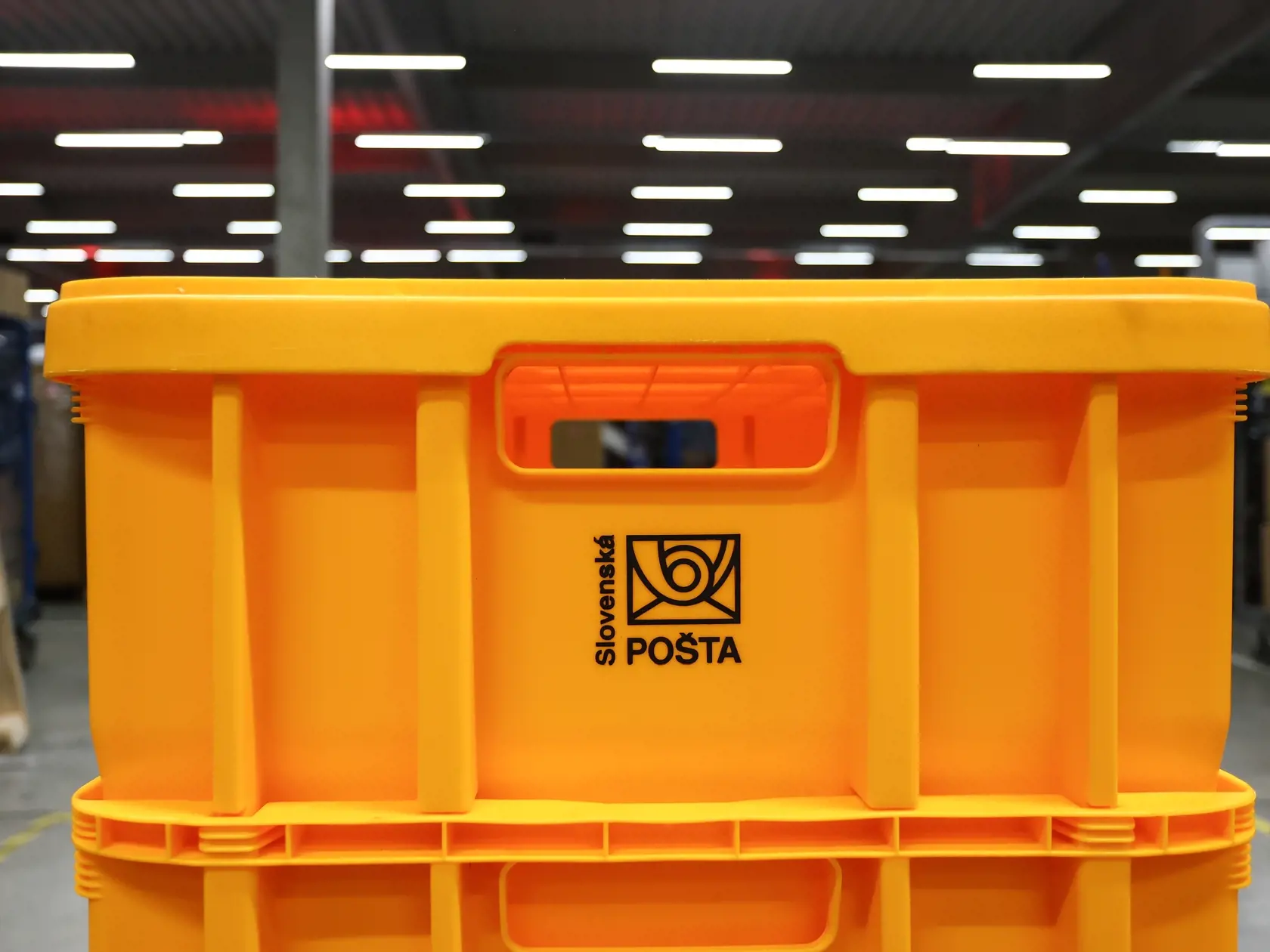 Na snímke box s logom Slovenskej pošty v Hlavnom spracovateľskom stredisku Slovenskej pošty v stredu 20. novembra 2024 v Žiline. FOTO TASR - Daniel Stehlík