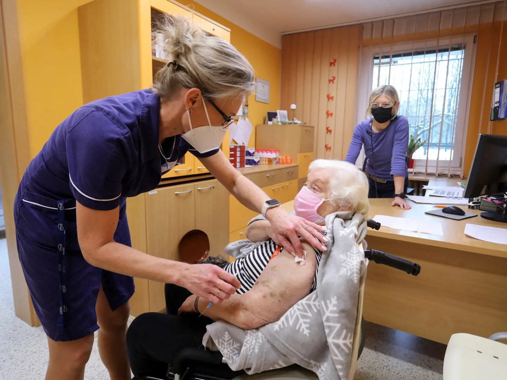 Podľa serveru Seznam Zprávy české má ministerstvo zdravotníctva konať "na vlastnú päsť" so spoločnosťou AstraZeneca o nových dodávkach vakcín.