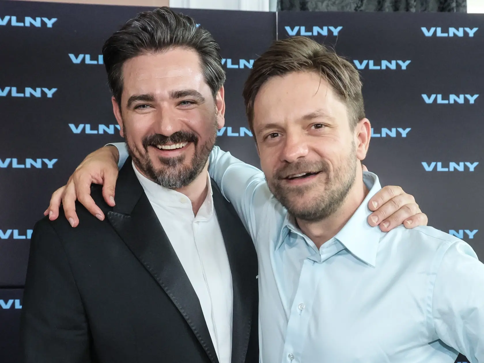 Film Vlna tvorcovia prvýkrát predstavili na festivale v Karlovych Varoch. Režisérom je Jiří Mádl.