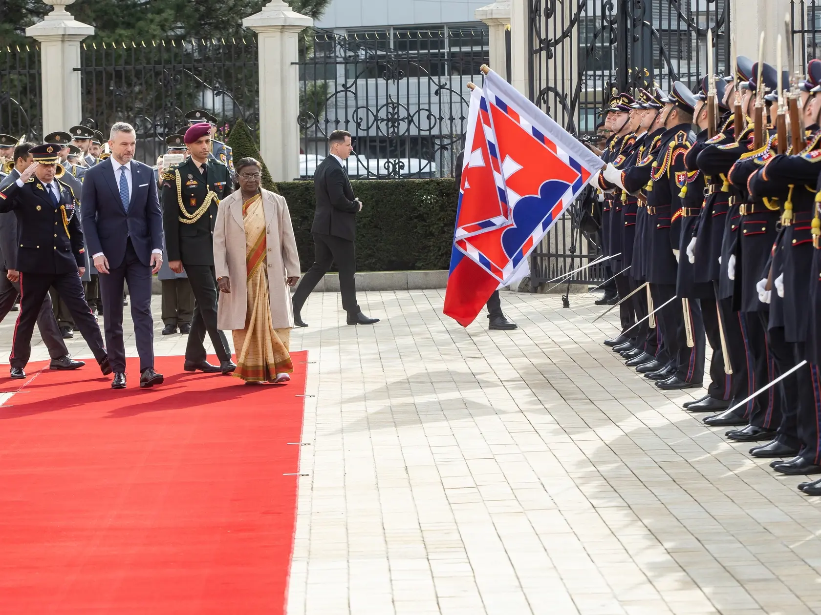 Prezident SR Peter Pellegrini víta v Grasalkovičovom paláci prezidentku Indickej republiky Draupadi Murmúovú.
