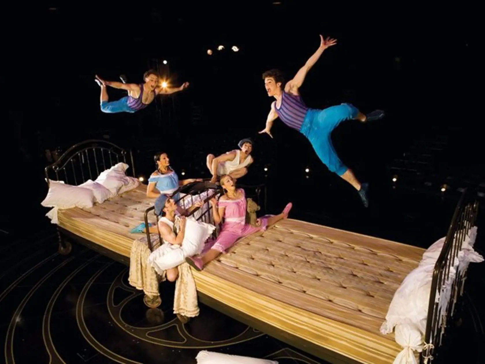 ČT2, 00.00 - Cirque du Soleil: Corteo