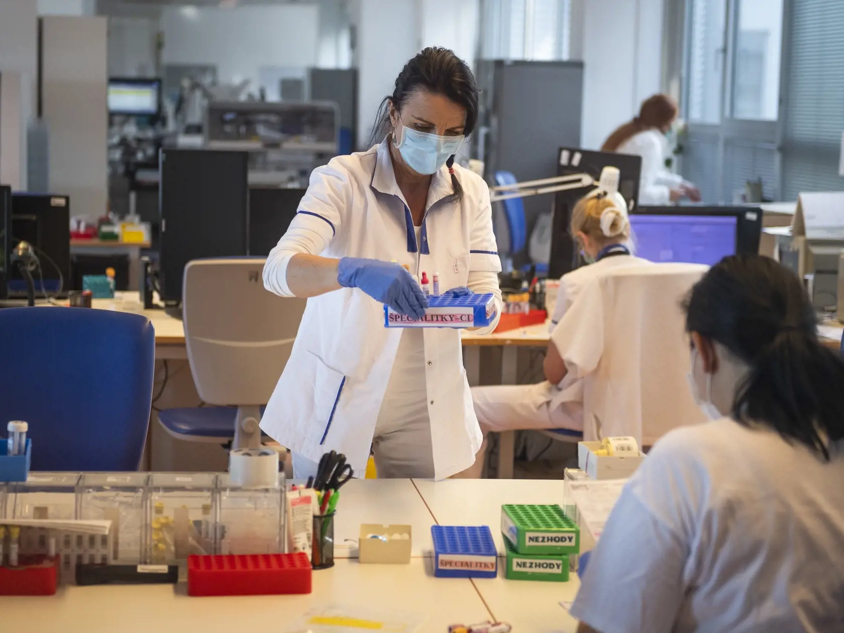 Na snímke laboratória Medirex počas brífingu k začiatku testovania na nový koronavírus v laboratóriách Medirexu v Bratislave 16. marca 2020. FOTO TASR - Jaroslav Novák