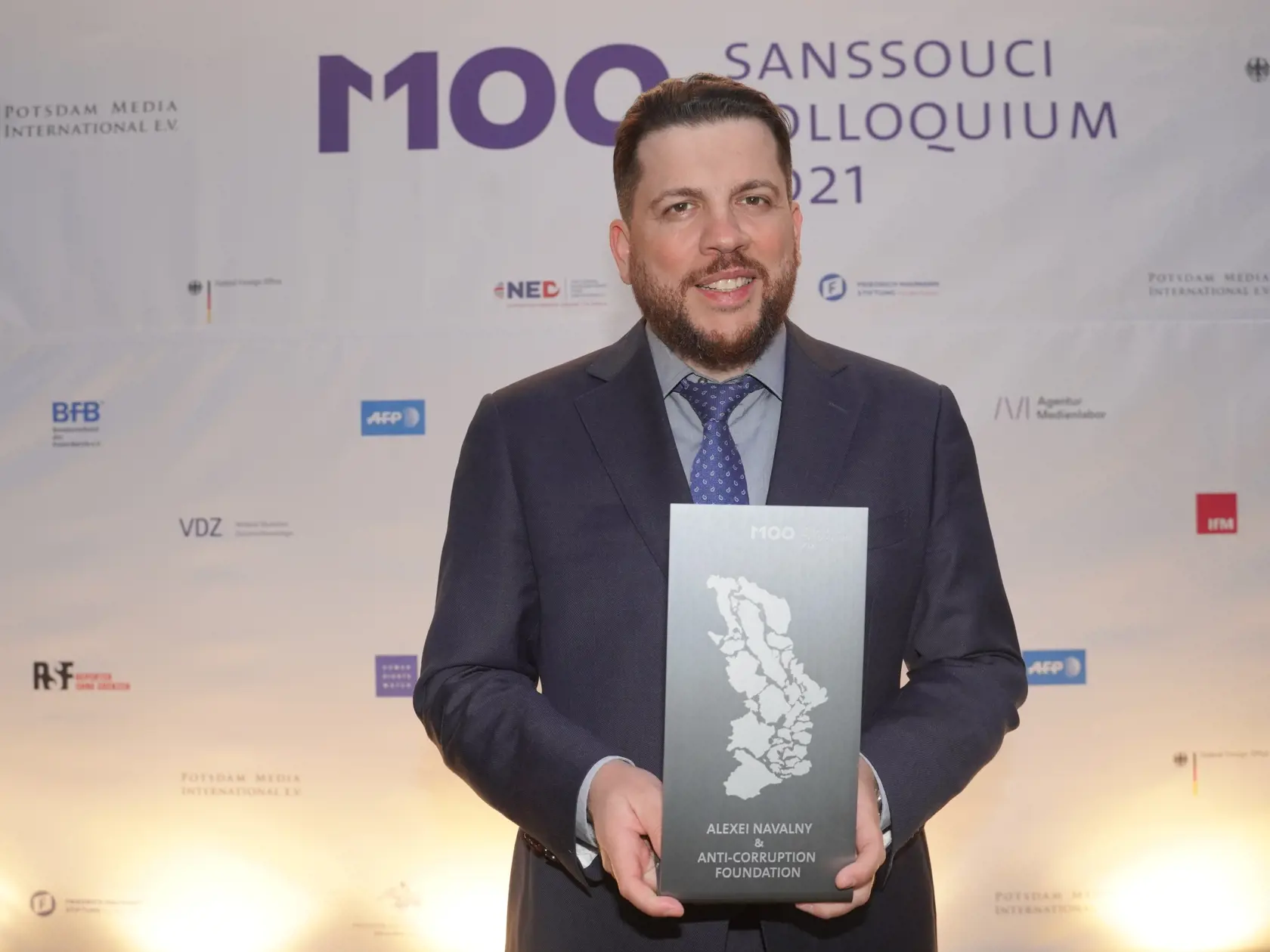 Leonid Volkov, blízky spolupracovník väzneného ruského opozičného politika Alexeja Navaľného prevzal v jeho mene mediálnu cenu M100 udeľovanú za zásluhy v boji za slobodu prejavu a médií v nemeckom meste Postupim v stredu 6. októbra 2021