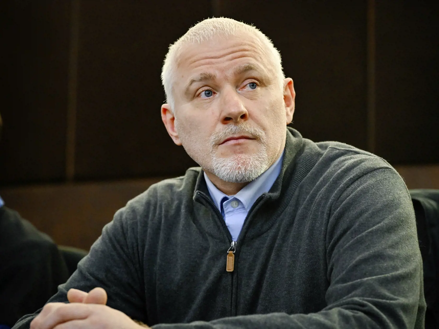 Inštruktor Vladimír Šeparnev, ktorý počas streleckého krúžku zranil študentku prvého ročníka, už pozná trest. Dostal tri roky s podmienečným odkladom na skúšobnú lehotu v trvaní štyroch rokov. Kadetke Miške má zaplatiť aj odškodné 48 640 eur, ministerstvu vnútra 5 662 eur a zdravotnej poisťovni 28 284 eur.